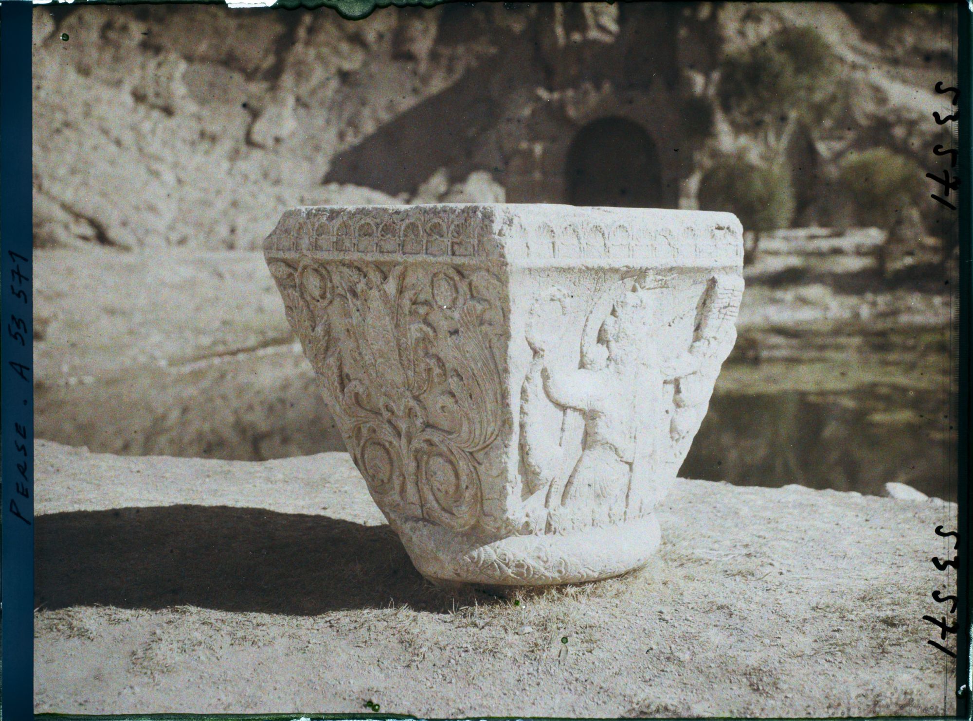 Image représentant Chapiteau sassanide exposé dans le jardin aménagé devant les grottes (déesse Anahita ou dieu Mithra ?)