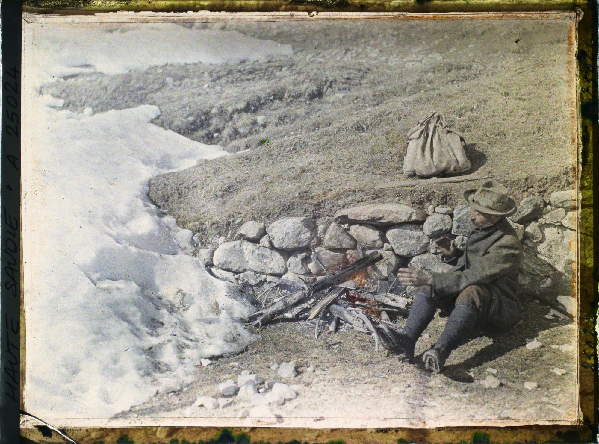Image représentant France Les Alpes, Vue prise de la Flégère. Un guide qui se chauffe