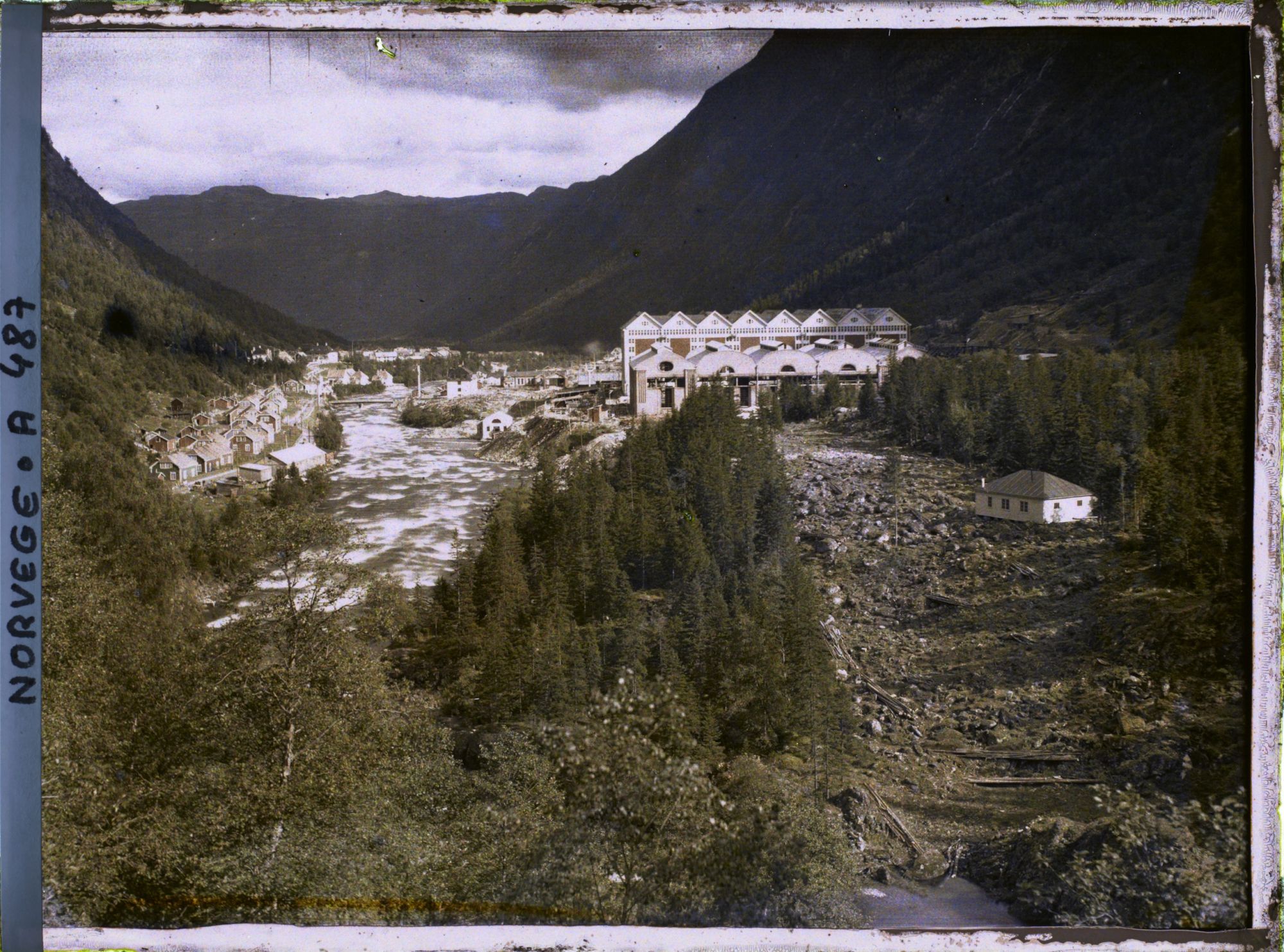Image représentant Vue des maisons d'habitation et des bâtiments de l'usine hydro-électrique
