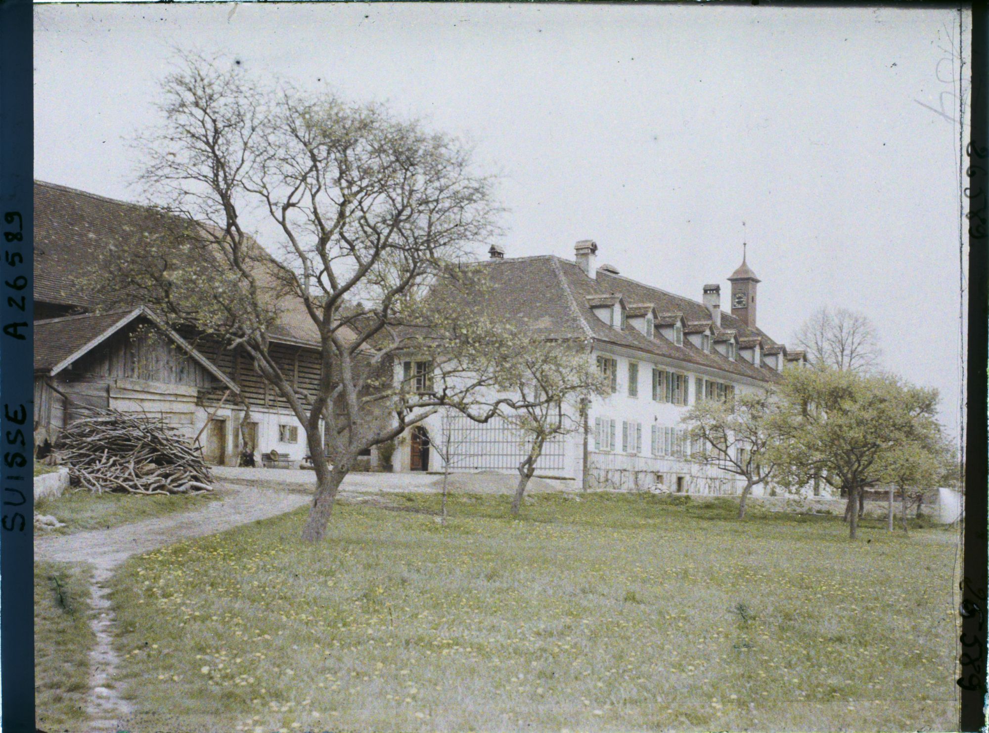 Image représentant L'ancien cloître clunisien de l'île Saint-Pierre reconverti en hôtel