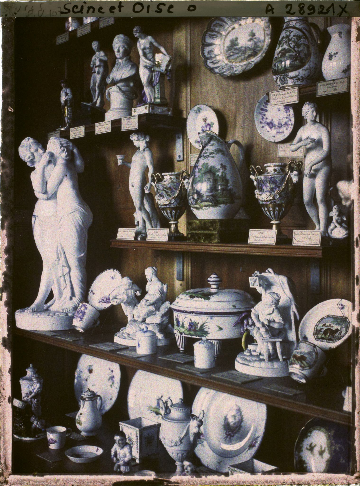 Image représentant Vitrine des collections de porcelaines du musée de Sèvres