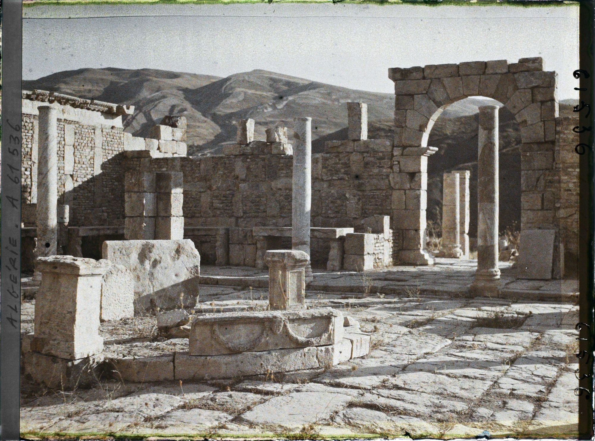 Image représentant Le marché de Cosinius, vestiges de la cité antique Cuicul