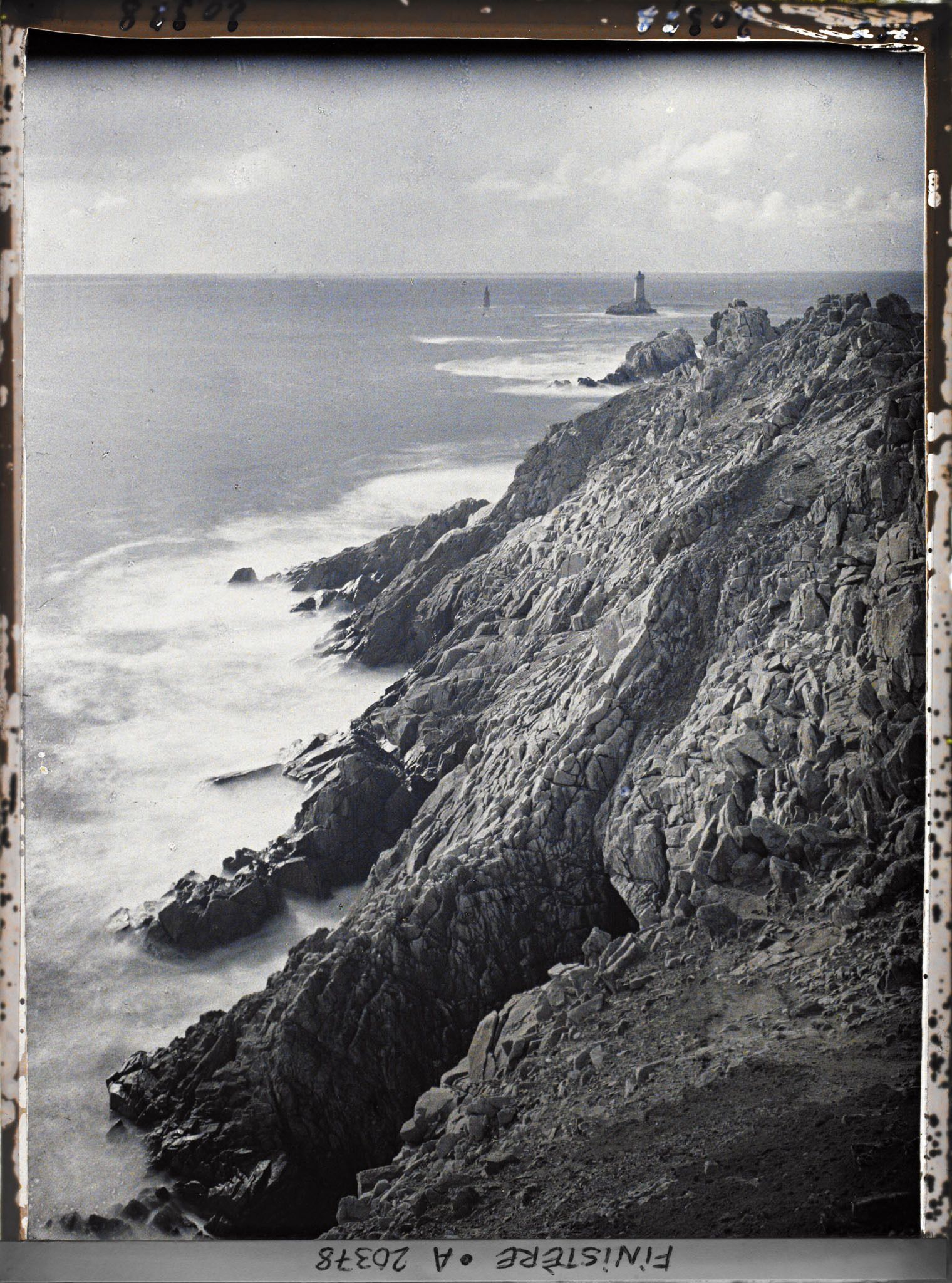 Image représentant Devant la Pointe du Raz, le phare de la Vieille et la tourelle de la Plate