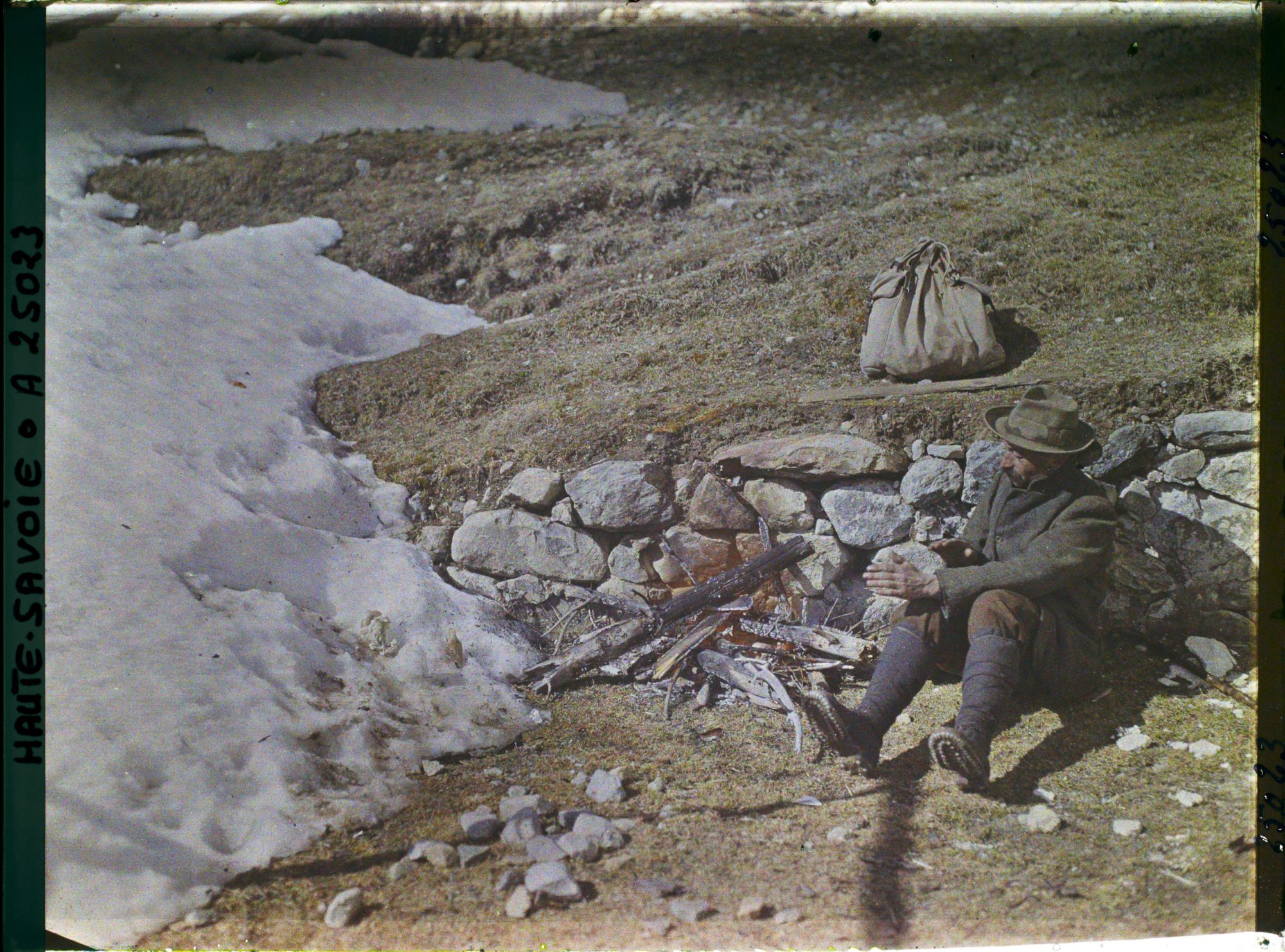 Image représentant France Les Alpes, Vue prise de la Flégère. Un guide qui se chauffe