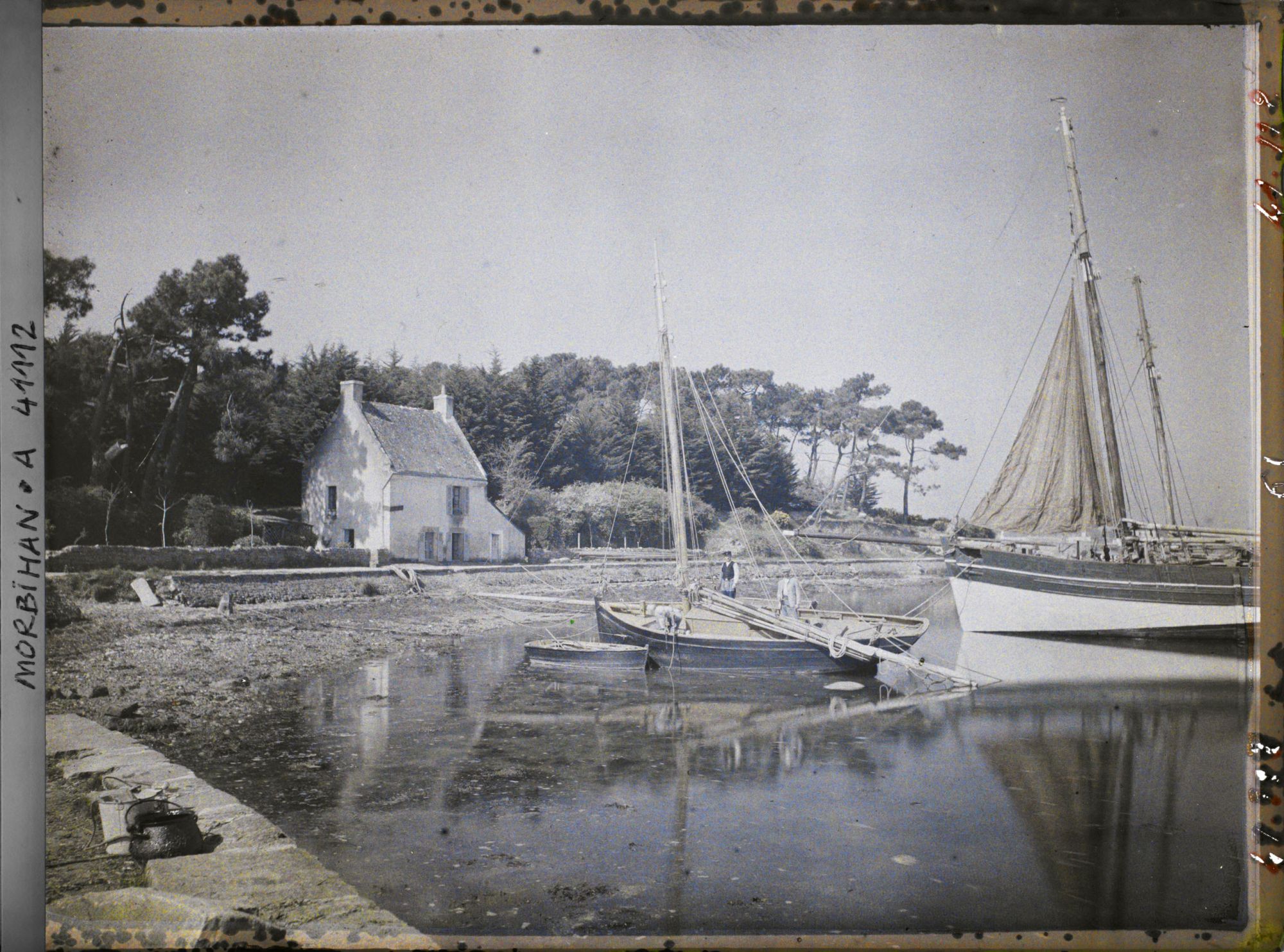 Image représentant Un voilier du Croisic à voile brune et un autre petit bateau