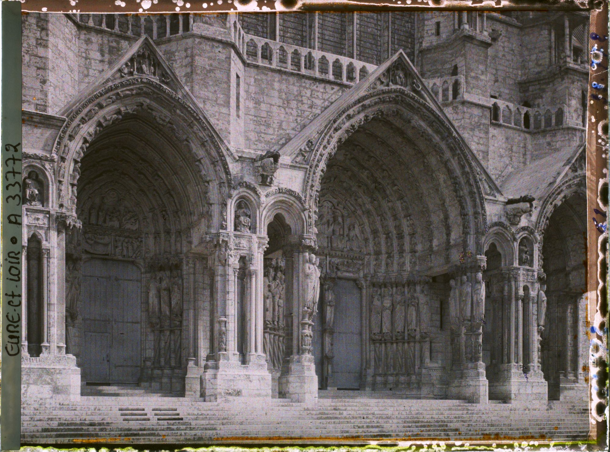 Image représentant Les trois entrées du portail nord de la cathédrale Notre-Dame
