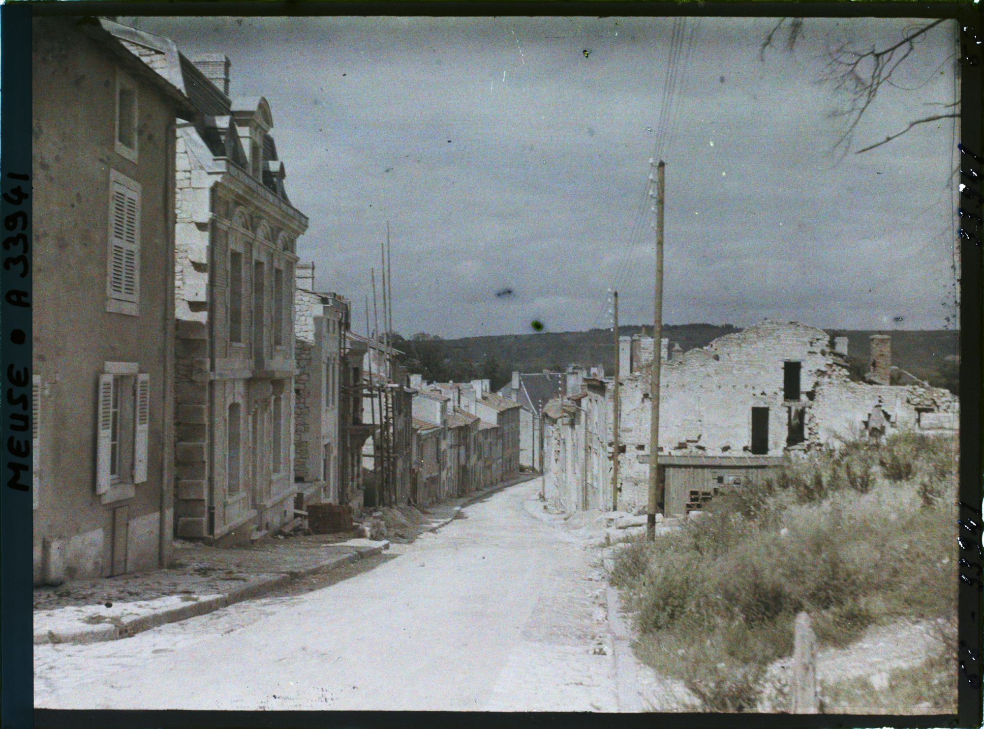 Image représentant France, Verdun, La Rue Montagauld vue prise de la Place de la Roche