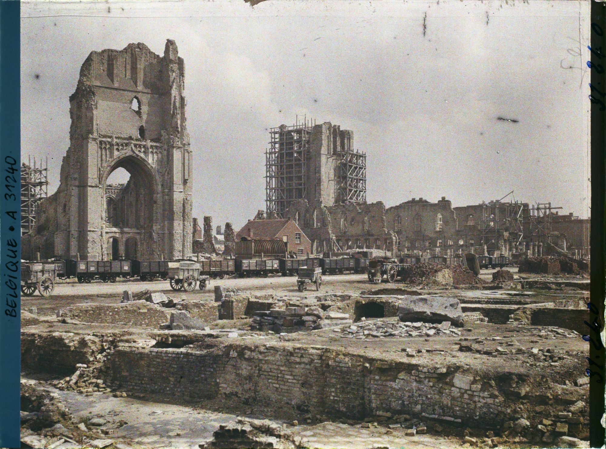 Image représentant Belgique, Ypres, Clocher de St Martin, Beffroy et les Halles