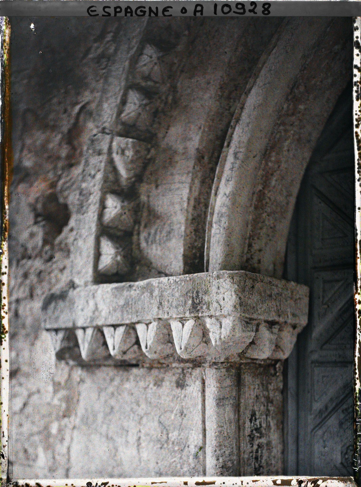 Image représentant Espagne, Près Oviedo, Une partie de l'arc de la porte d'entrée plus récent. (Réparation ogivale)