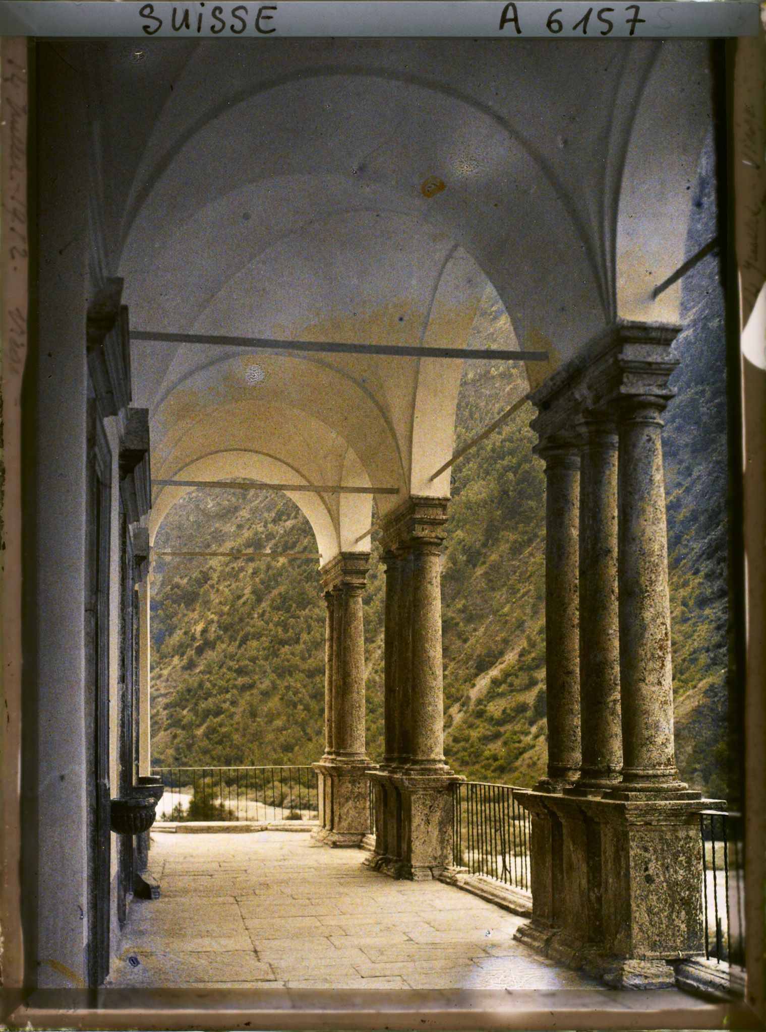 Image représentant La terrasse à l'arrière de l'église Saint-Martin