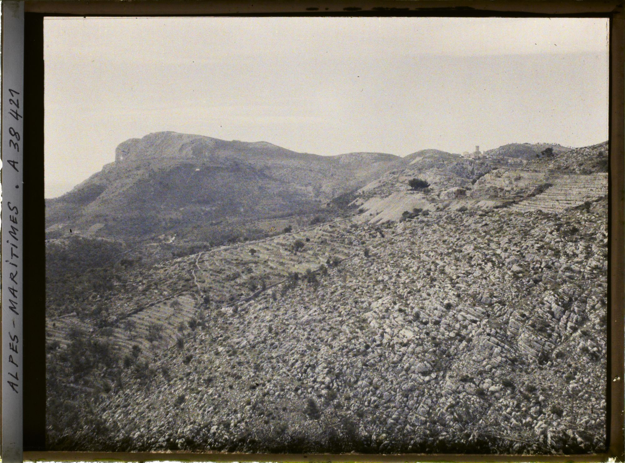 Image représentant La ville avec le trophée d'Auguste, vue prise de la Tête de Chien