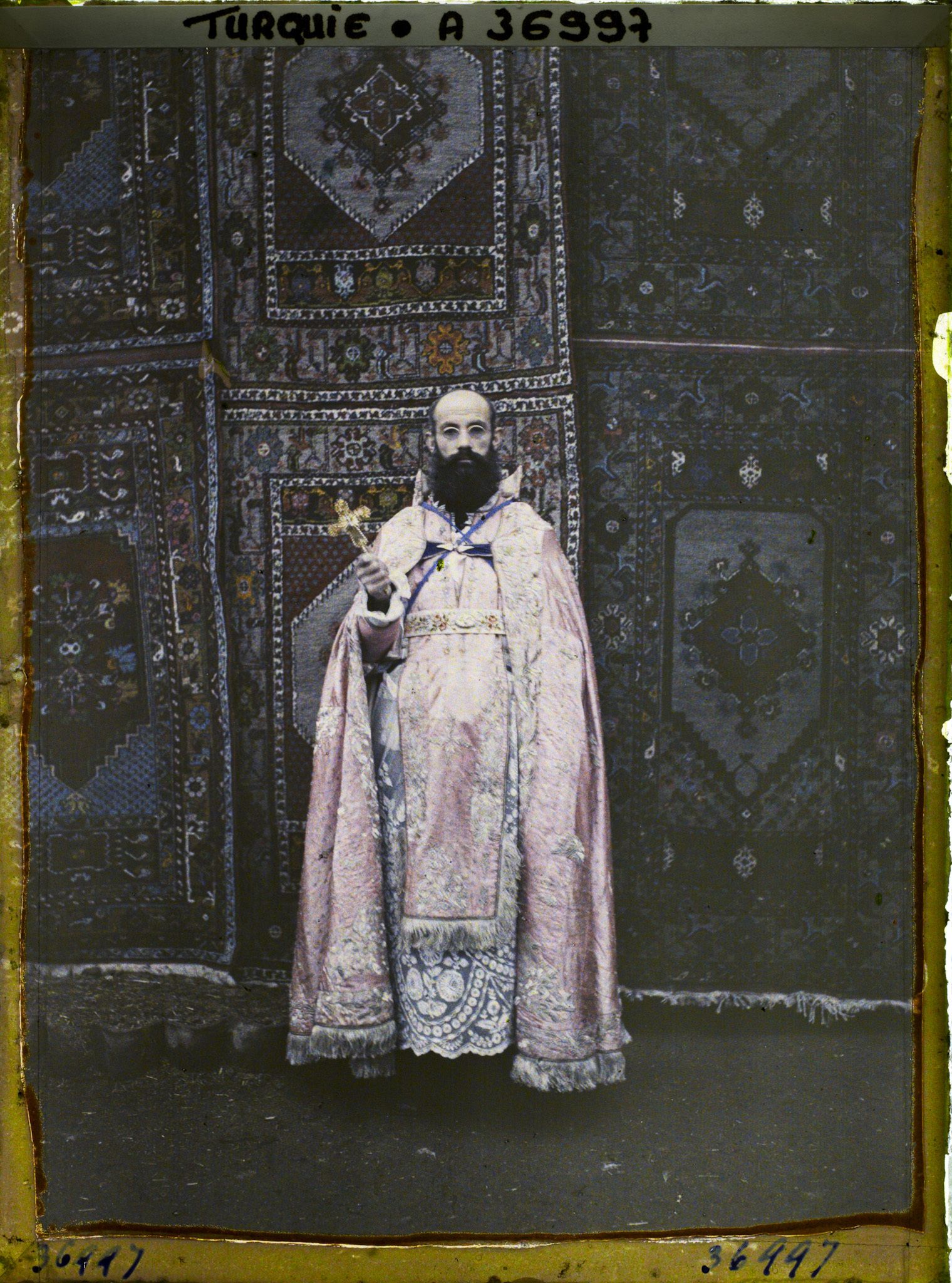 Image représentant Le Père Clément (chrétien) en habits sacerdotaux