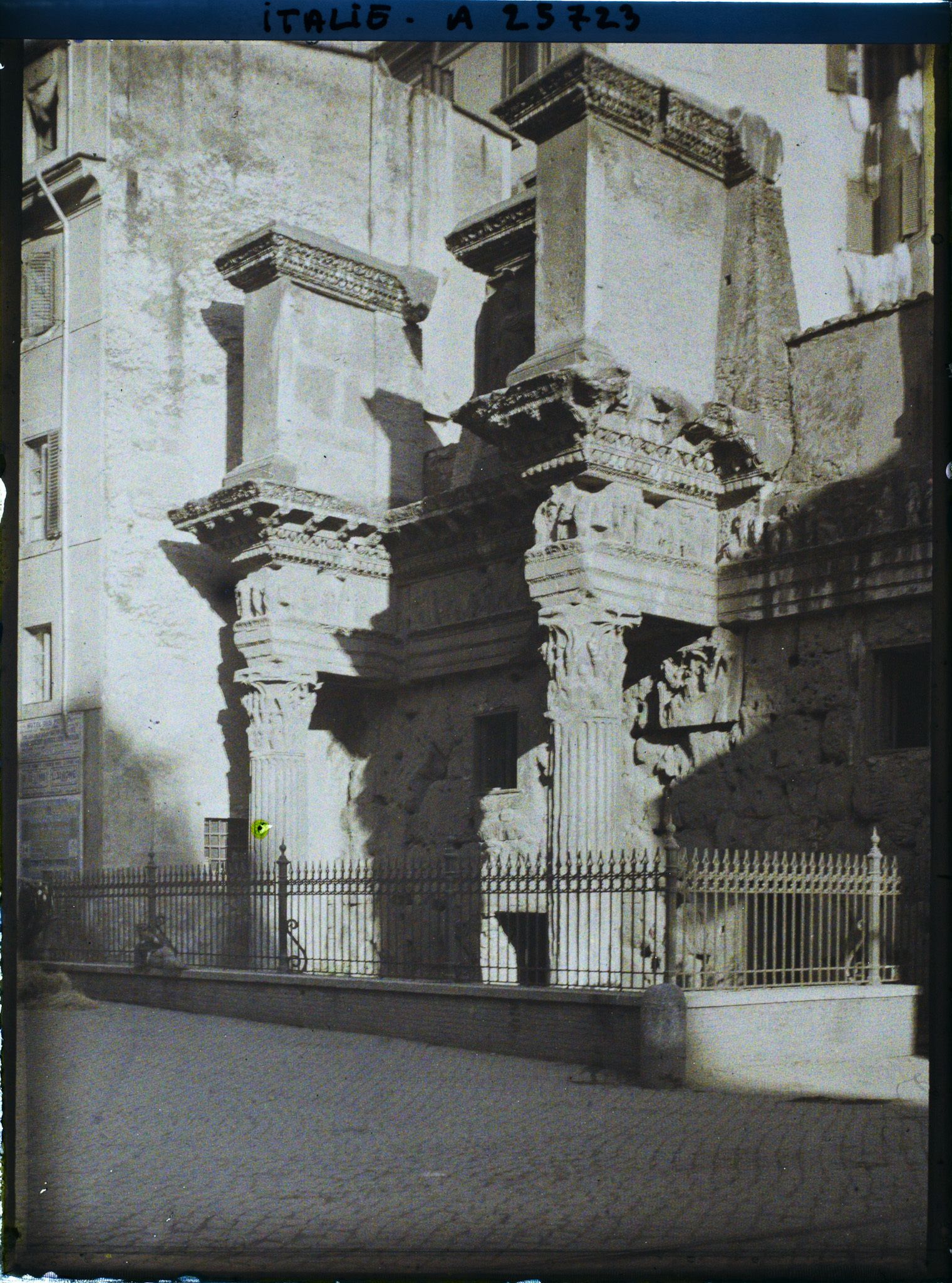 Image représentant Partie de colonnade encastrée dans des maisons rue de la croce bianca