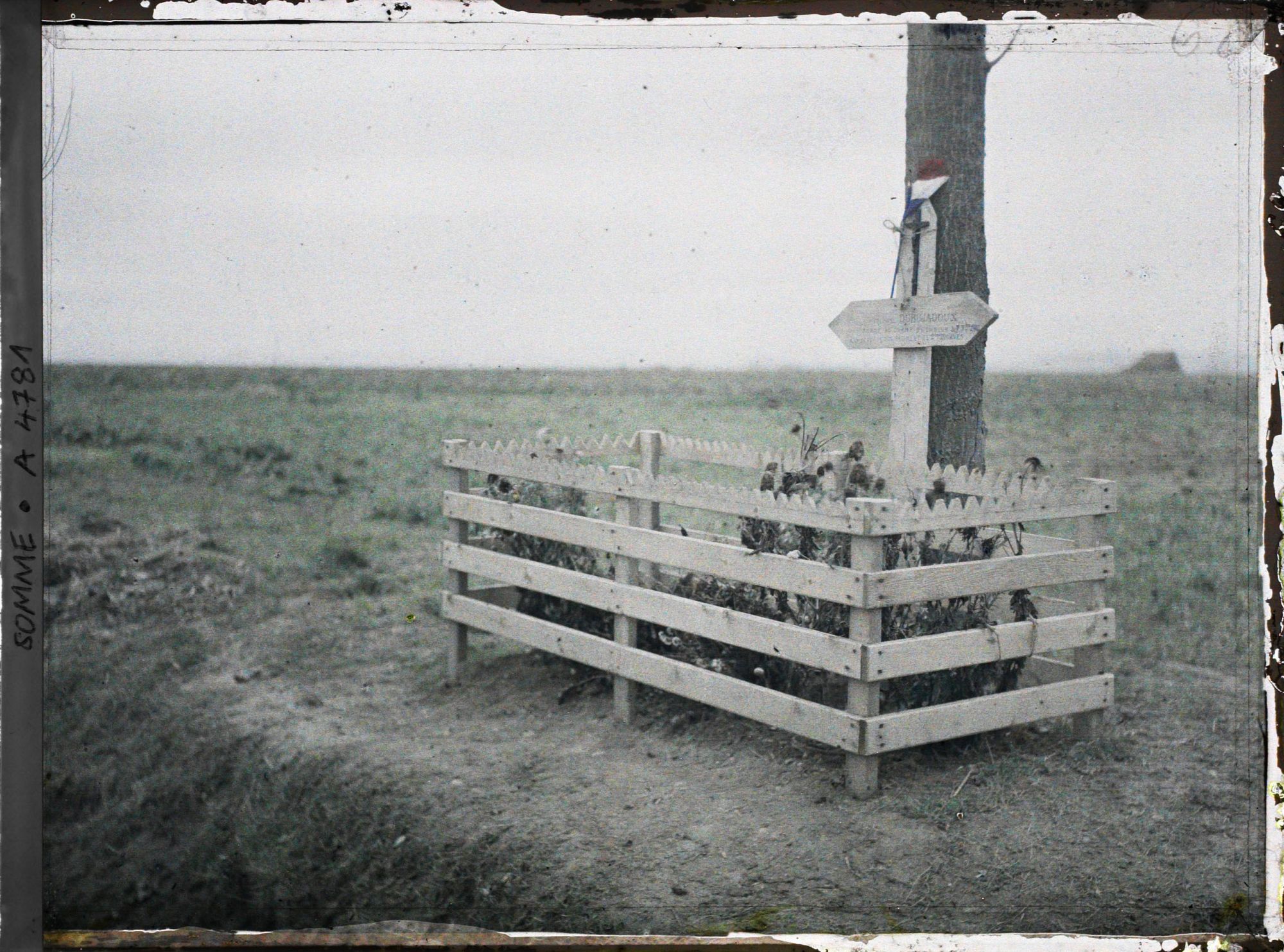 Image représentant La tombe du lieutenant-colonel Dubujadoux, tombé le 7 septembre 1914 à la tête de son régiment, le 2e zouave