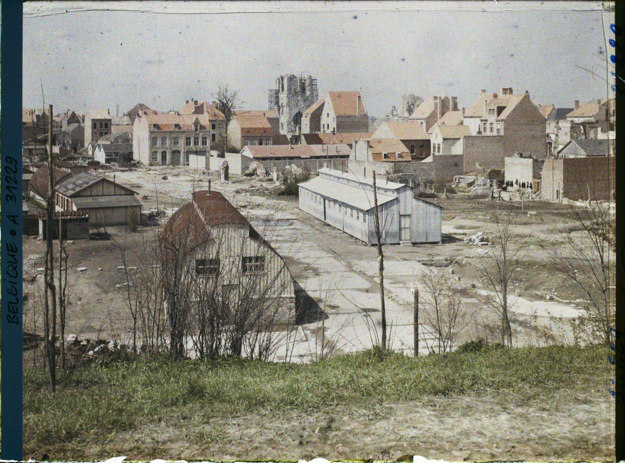 Image représentant Belgique, Ypres, Vue Générale prise des remparts de la porte de Menin vers les Halles