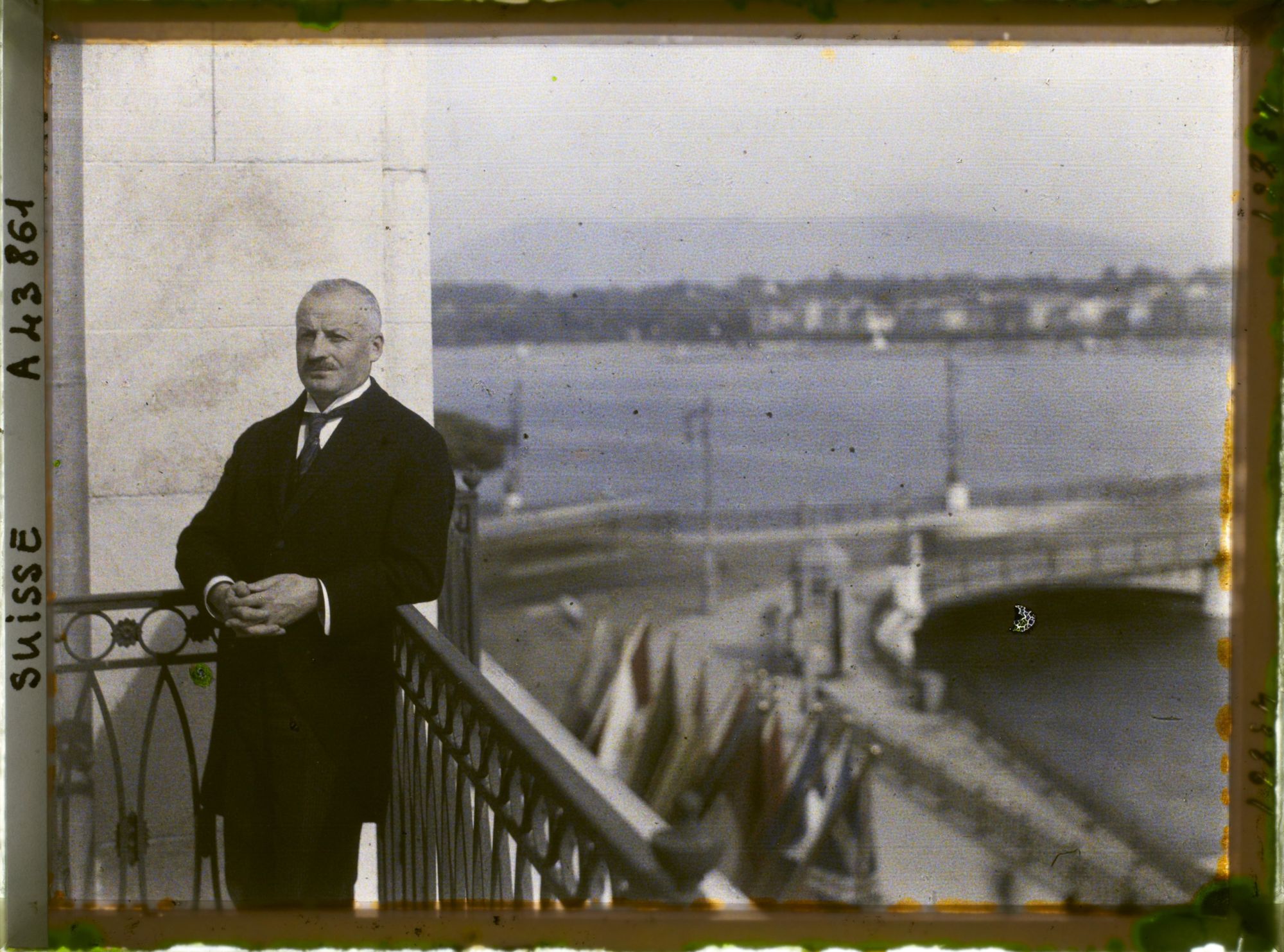Image représentant Cinquième assemblée annuelle de la Société des Nations (SDN) à Genève. Giuseppe Motta (Suisse), président de l'assemblée, sur un balcon de l'Hôtel des Bergues