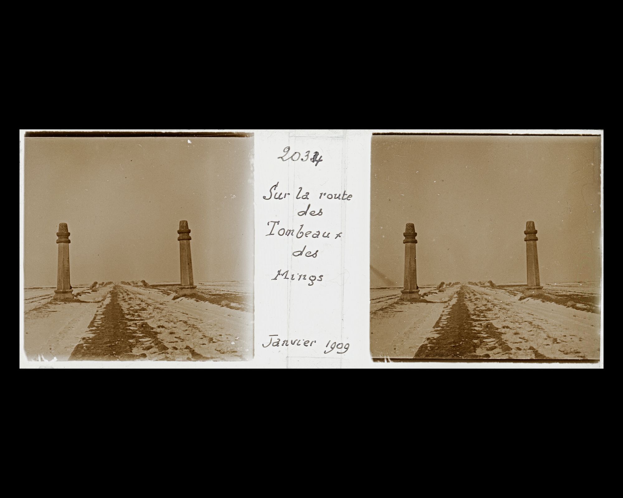 Image représentant Ming Shisanling ("Treize Tombeaux des Ming"). Les deux "colonnes d'où l'on voit au loin" (wangzhu), à 250 m au nord du Beiting ("pavillon de la Stèle")