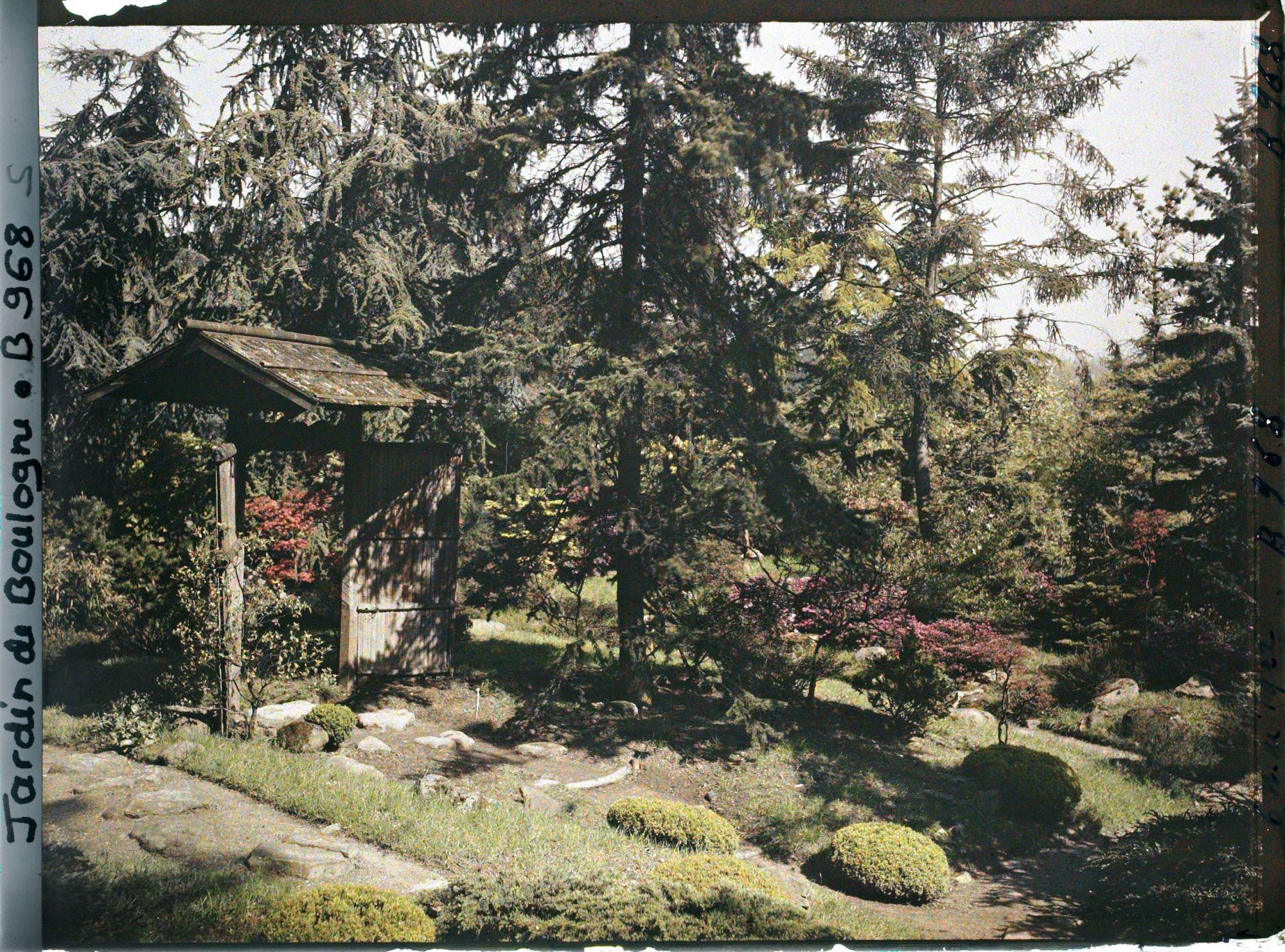 Image représentant Porte et paysage du " village japonais " en limite du " sanctuaire japonais "