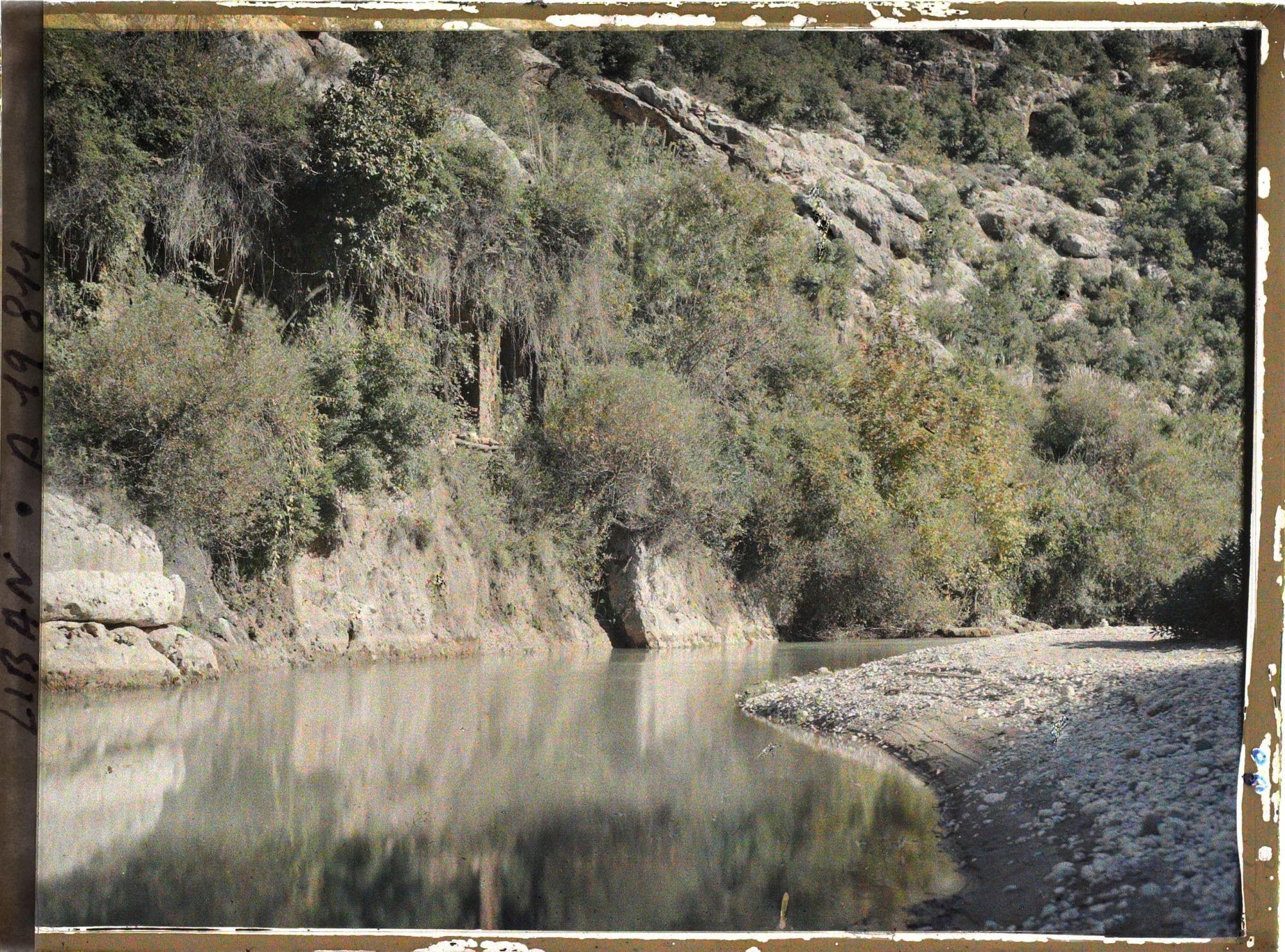 Image représentant Sur une berge des gorges du Nahr-el-kelb