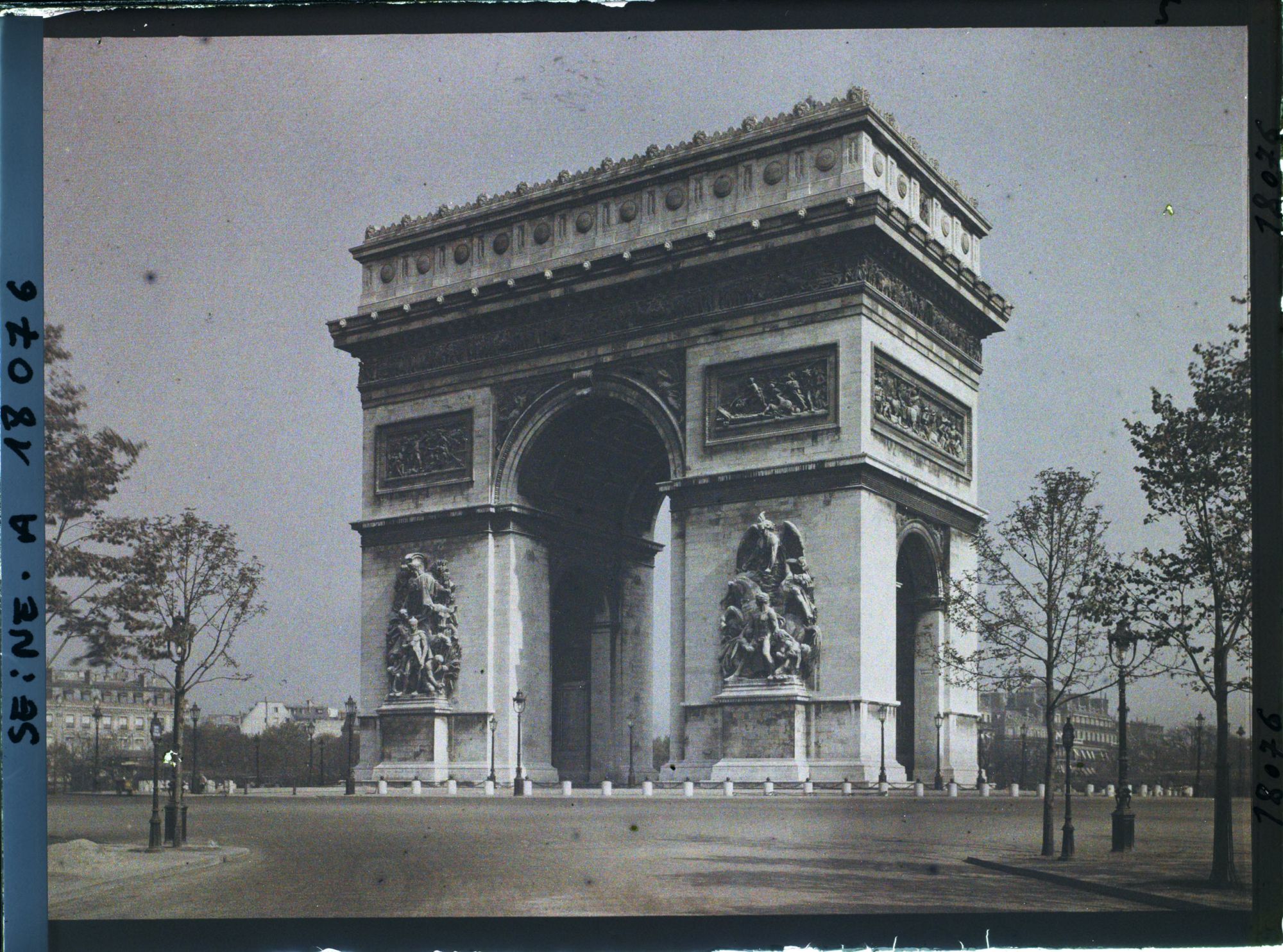 Image représentant L'arc de Triomphe place de l'Etoile vu de l'avenue Foch