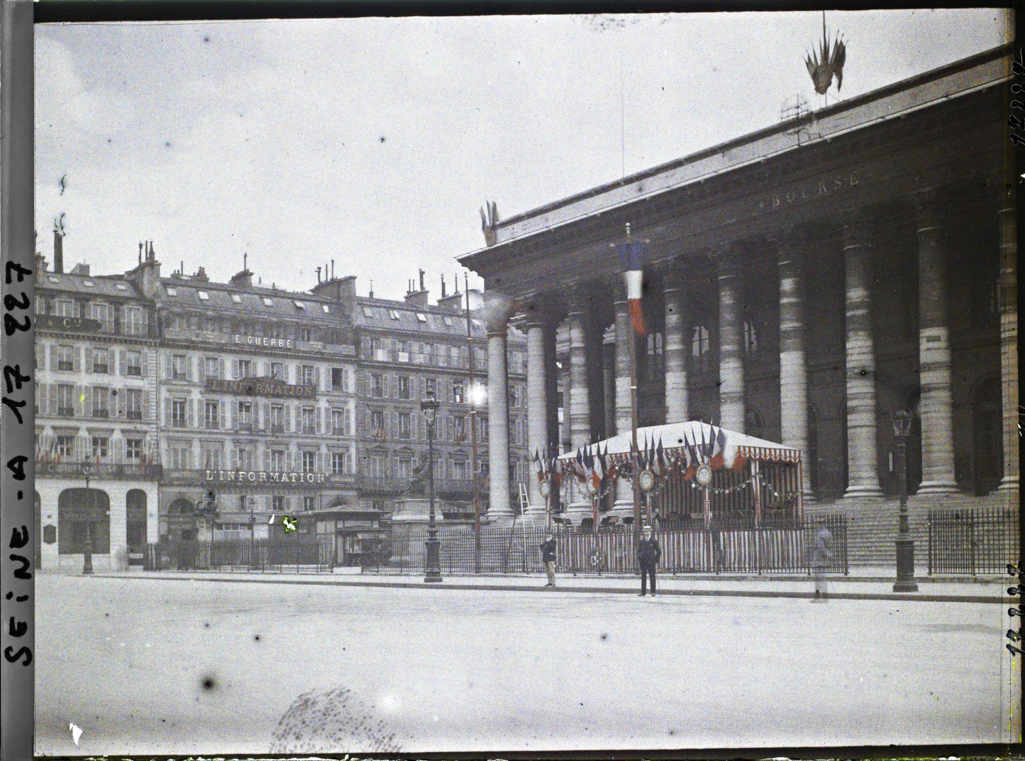 Image représentant La Bourse décorée pour les fêtes de la Victoire des 13 et 14 juillet 1919