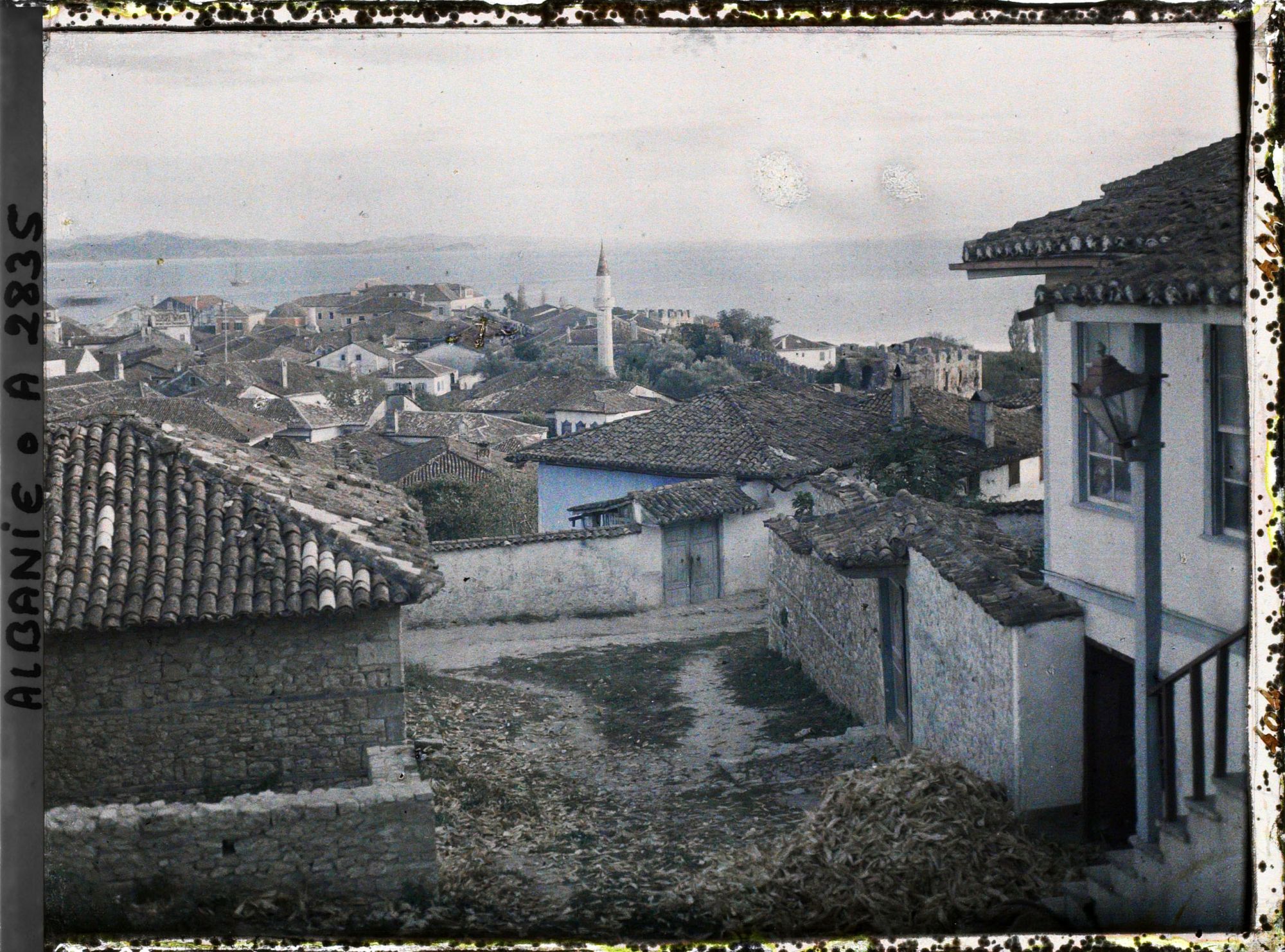 Image représentant Le cap de maisons et l'effet de toitures du côté du port : vue d'ensemble