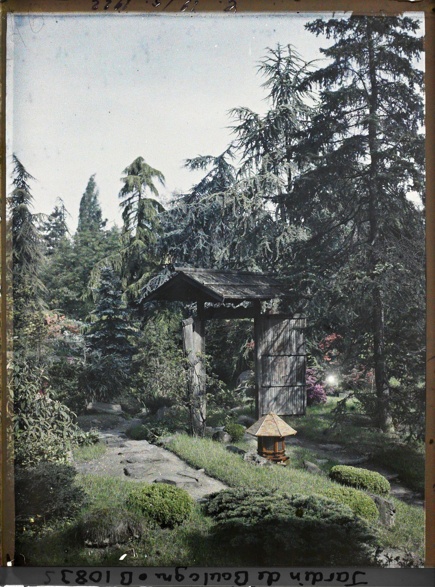 Image représentant Porte du " village japonais " dans le paysage situé en limite du " sanctuaire japonais "