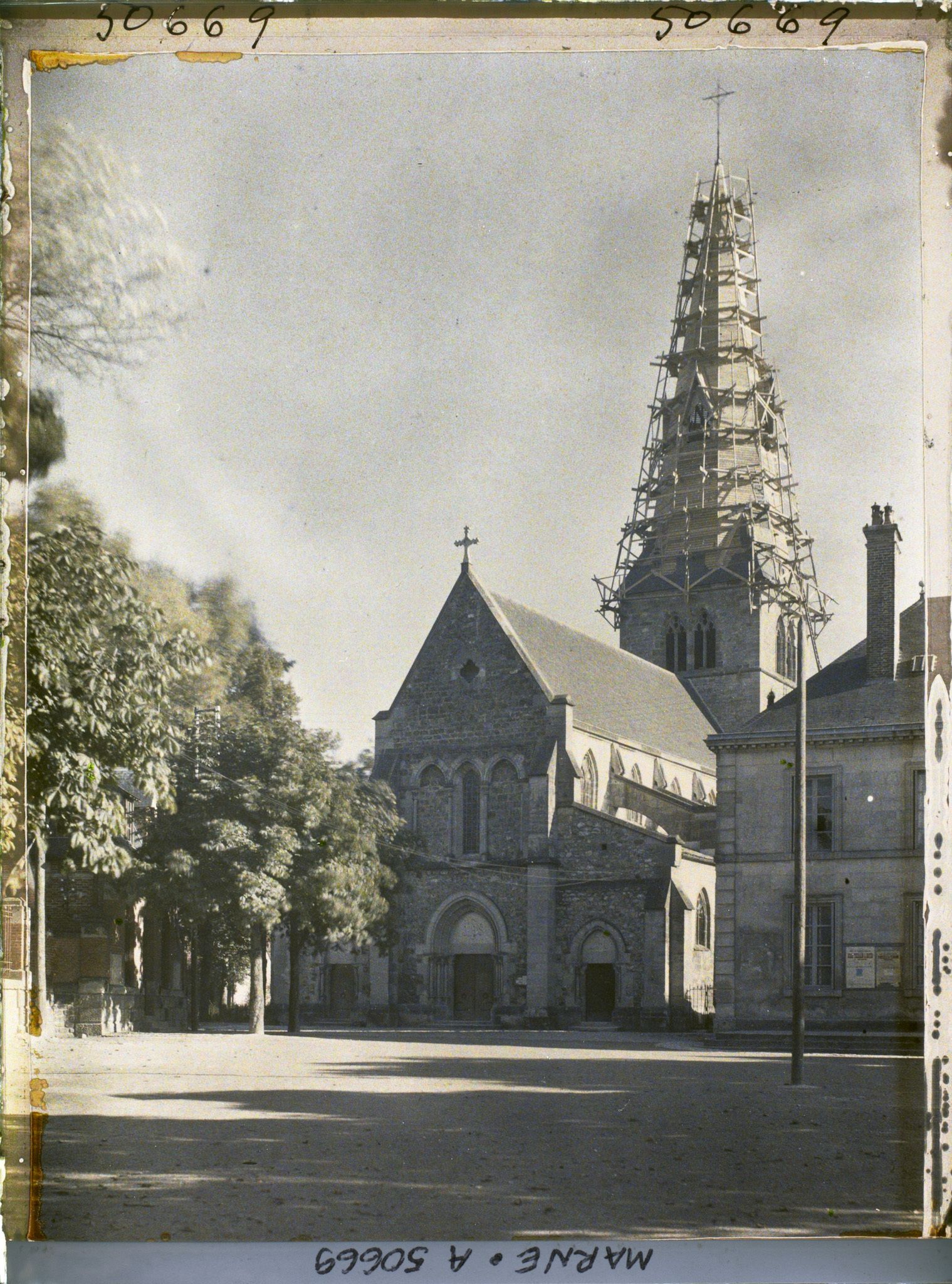 Image représentant France, Suippes, L'Eglise en reconstruction autre aspect