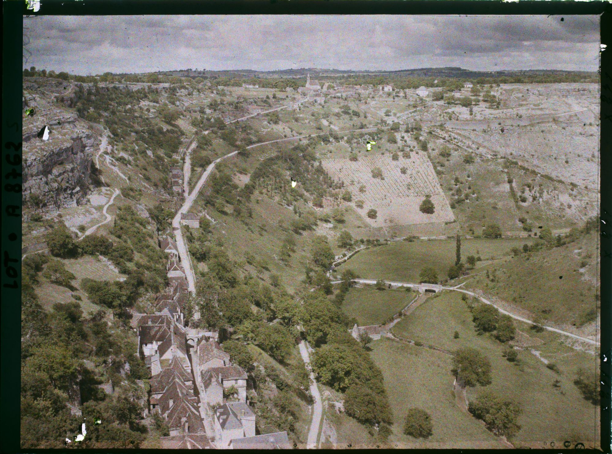 Image représentant France, Roc-Amadour, Panorama pris du Château sur l'Hospitalet