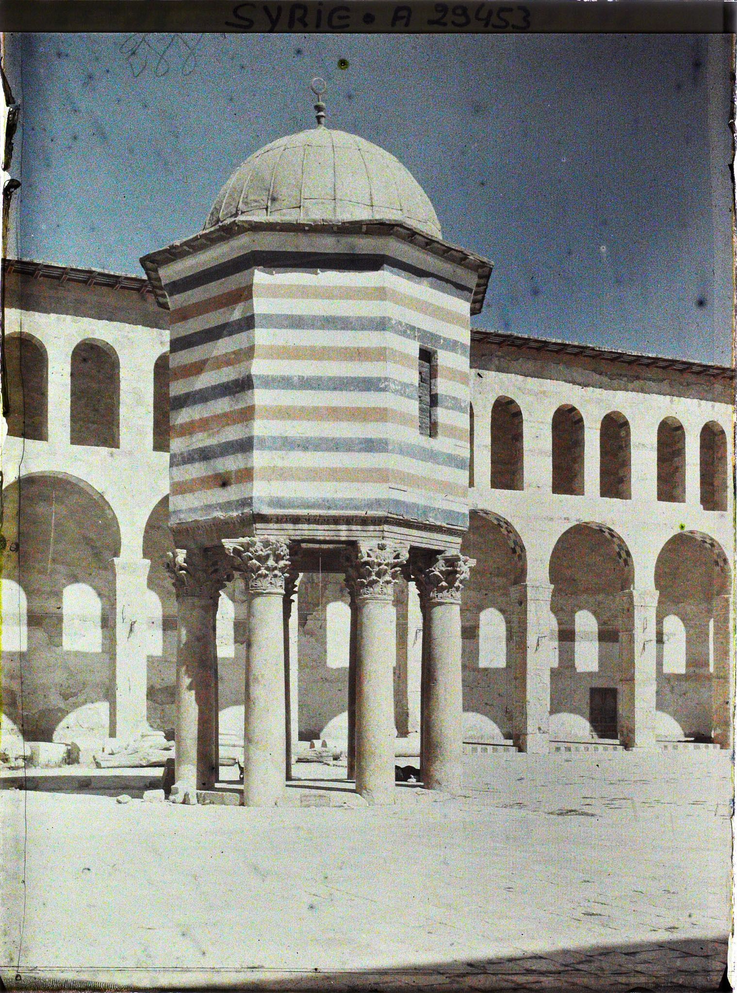 Image représentant Dôme du Trésor (Qubbat el Khazneh) dans la cour de la mosquée des Omeyades