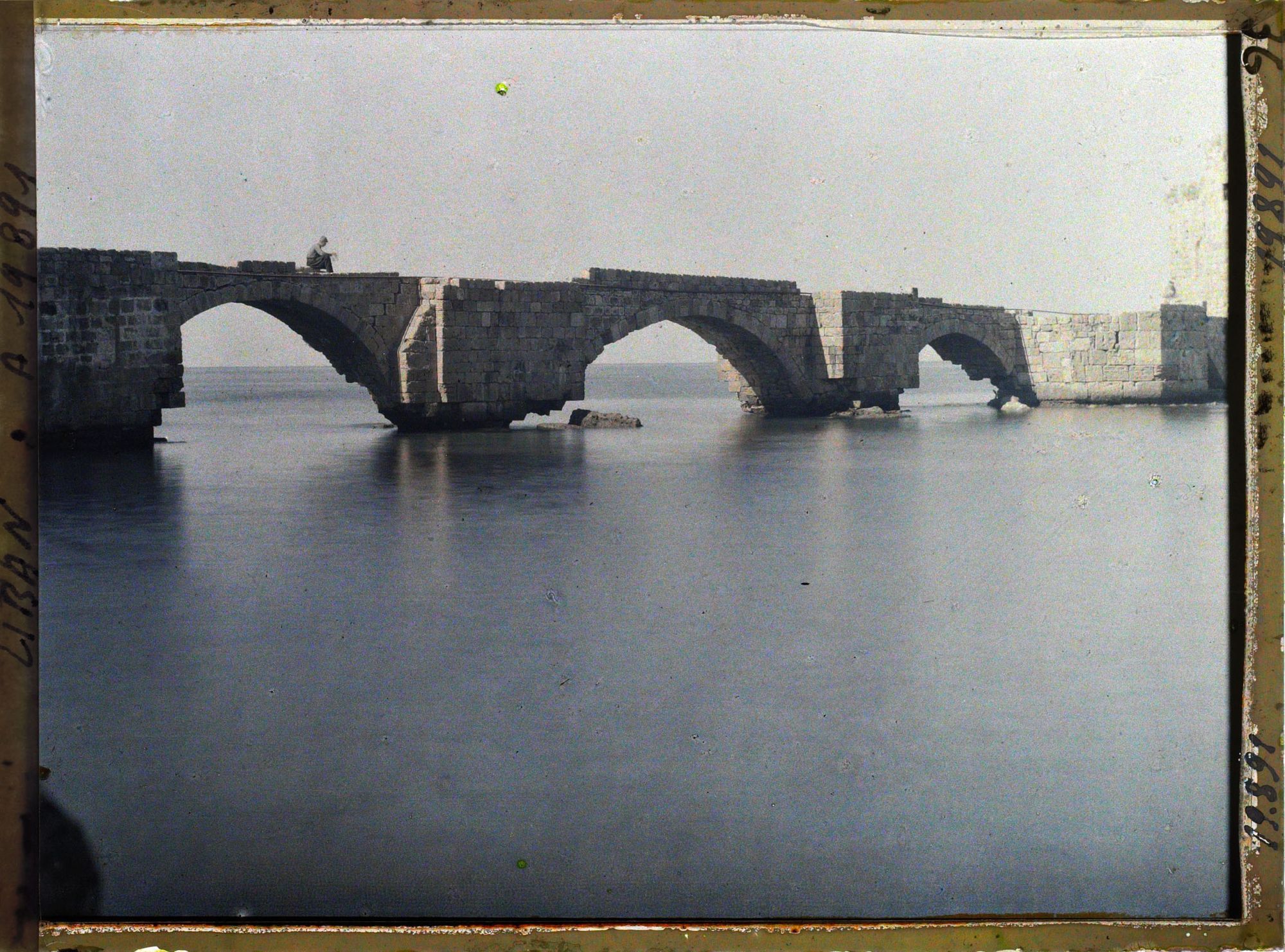 Image représentant Le pont menant au château de la mer