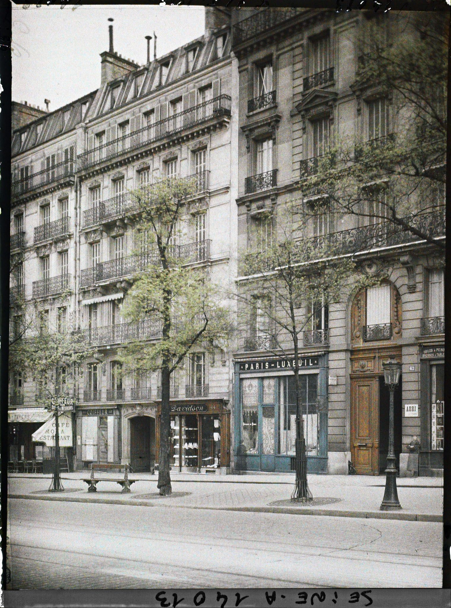 Image représentant Immeubles (désertés?) avenue de Wagram, au niveau du numéro 42