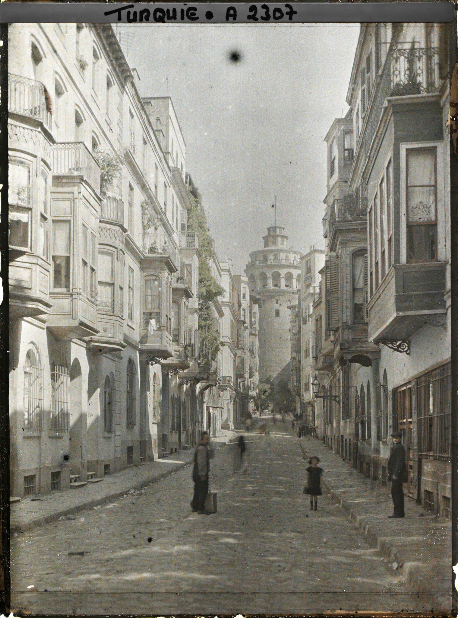 Image représentant Rue montant vers la tour de Galata