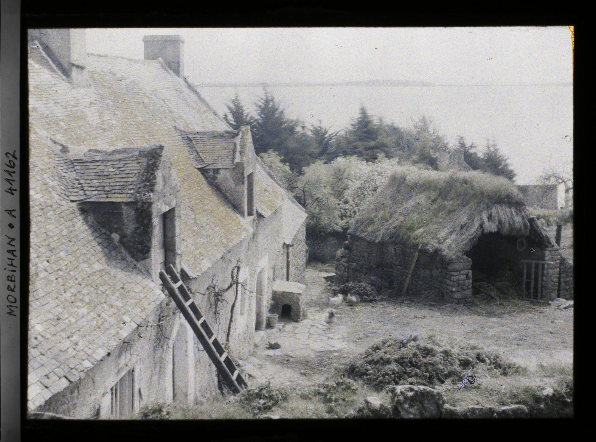 Image représentant Cour d'une ferme au bourg de Locmiquel ; à l'arrière-plan, l'île d'Arz