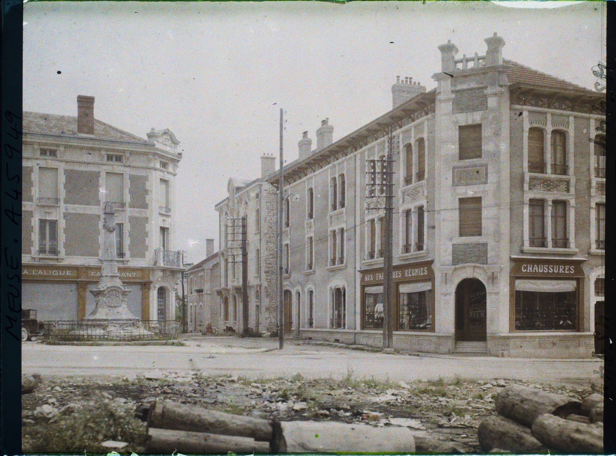 Image représentant France, St Mihiel, Place du Pont