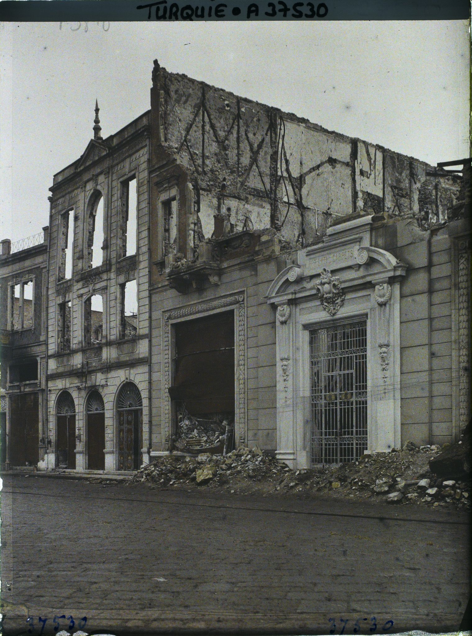 Image représentant Turquie, Smyrne, Les Quais de Smyrne - Immeuble incendié de l'Oriental Carpet