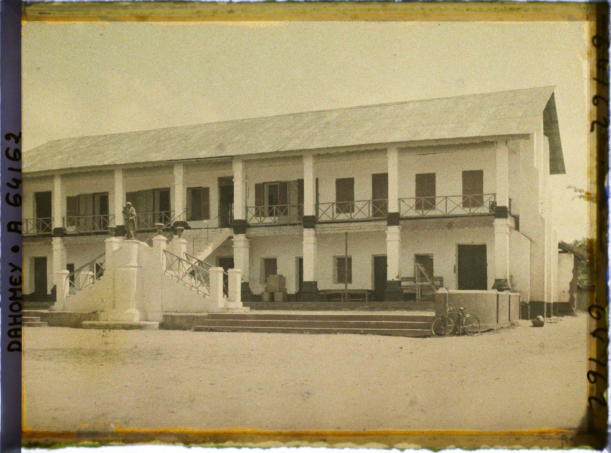 Image représentant Le bâtiment central de la mission catholique (l'école ?)