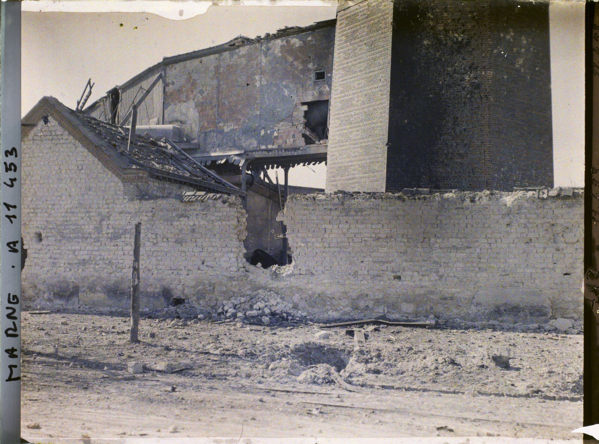 Image représentant Impact d'obus sur une usine