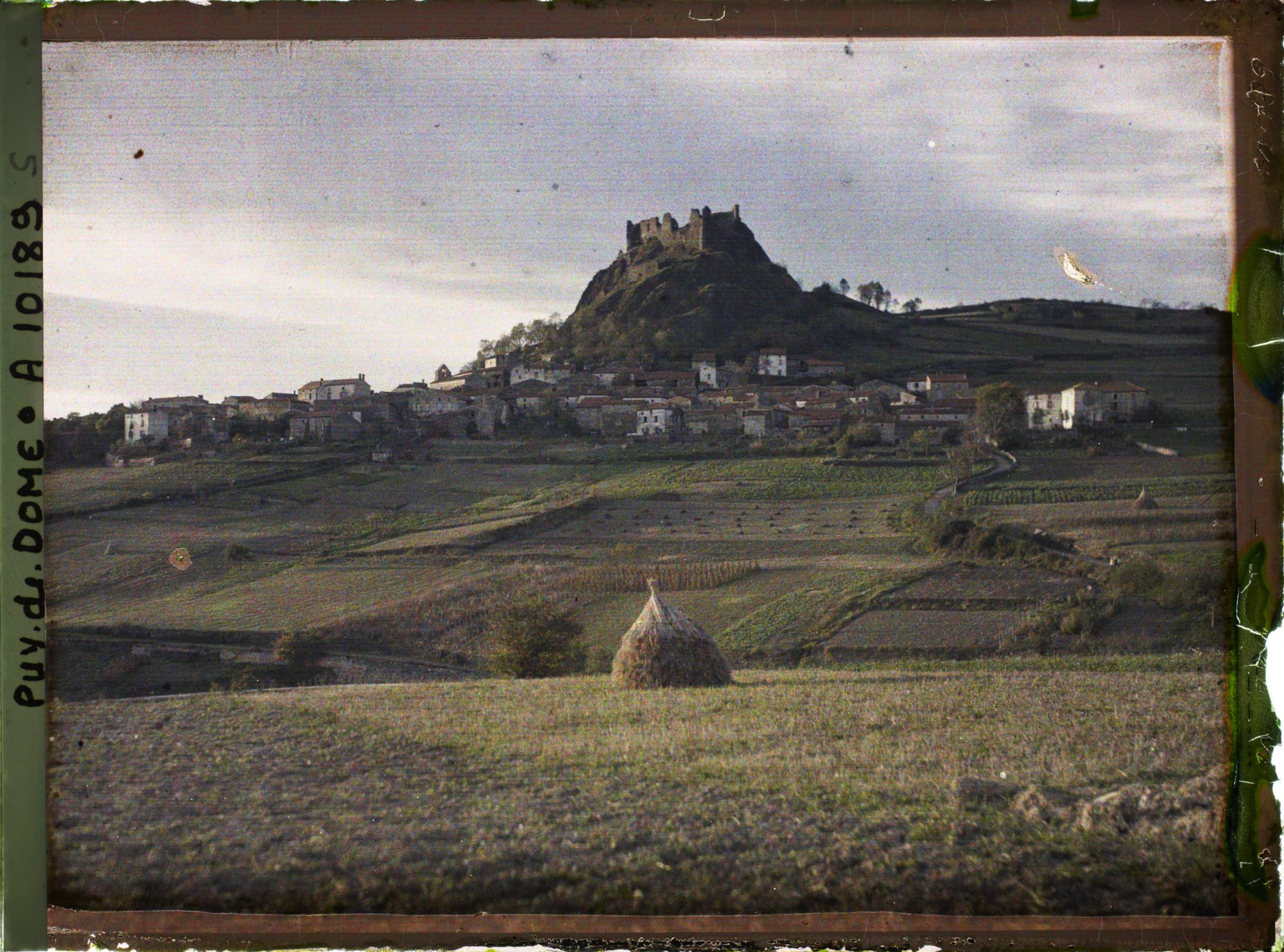 Image représentant France, Buron, Vue sur le Village et le Vieux Château