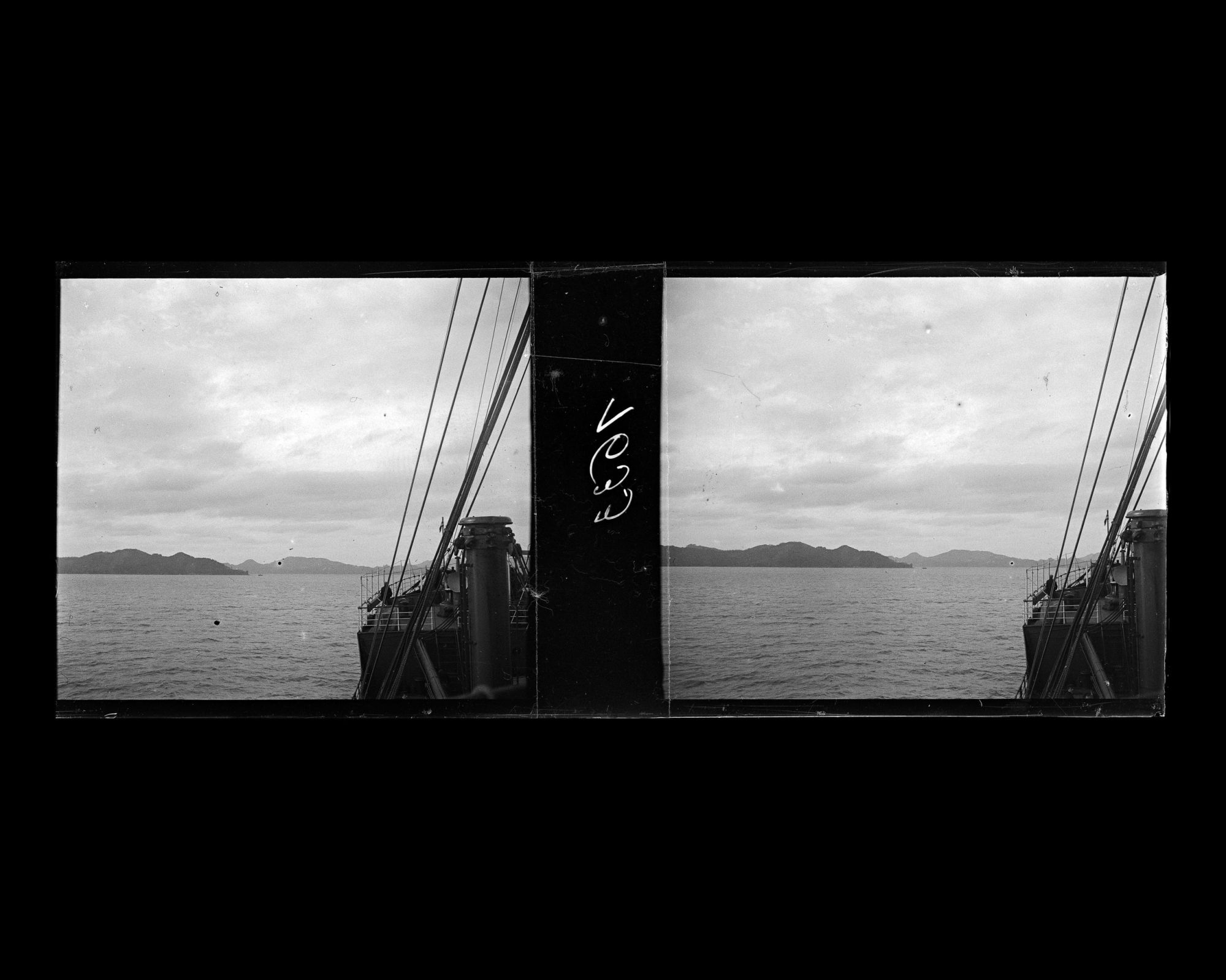 Image représentant L'avant du Koréa avec les îles à l'horizon