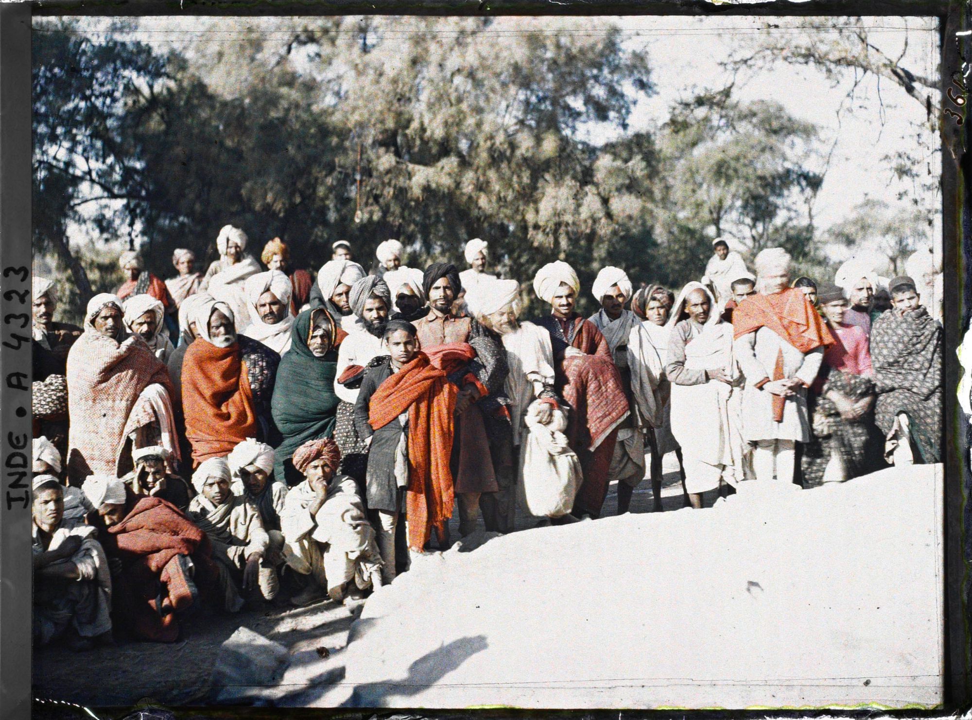 Image représentant Un groupe d'hindous et de musulmans regardant un sadhu (hors champ)