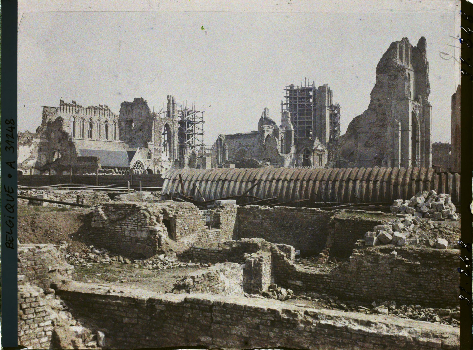 Image représentant Belgique, Ypres, Ruines de St Martin et les Halles, partie Nord