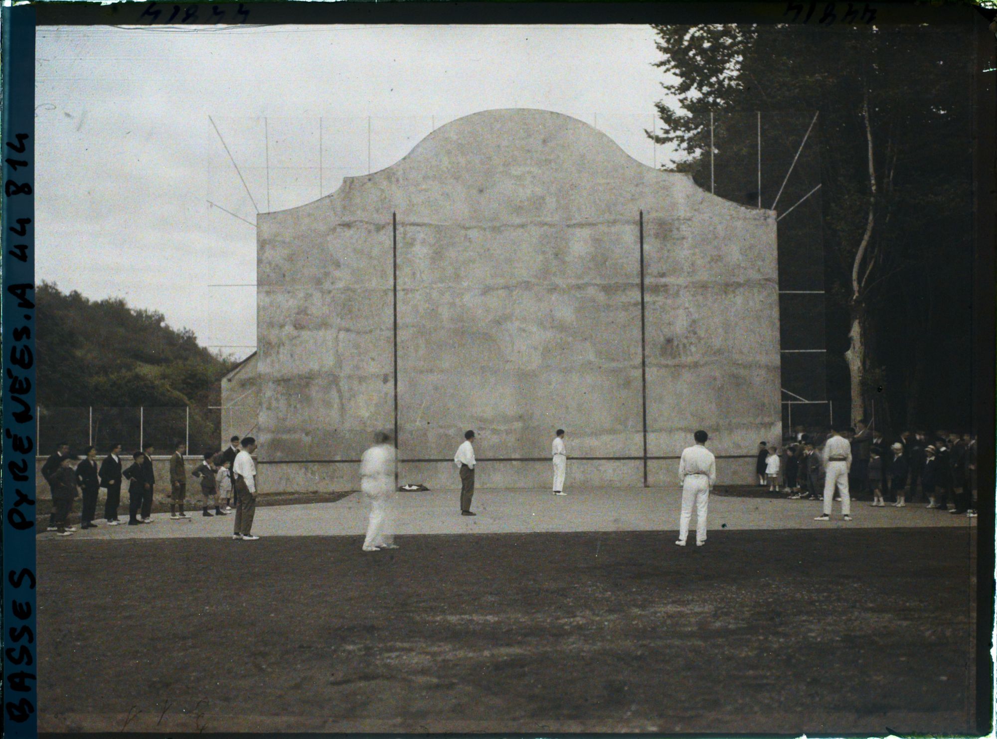 Image représentant France , Tardets, Au fronton - Les 2 Equipes de Pelotaris  en position du Jeu
