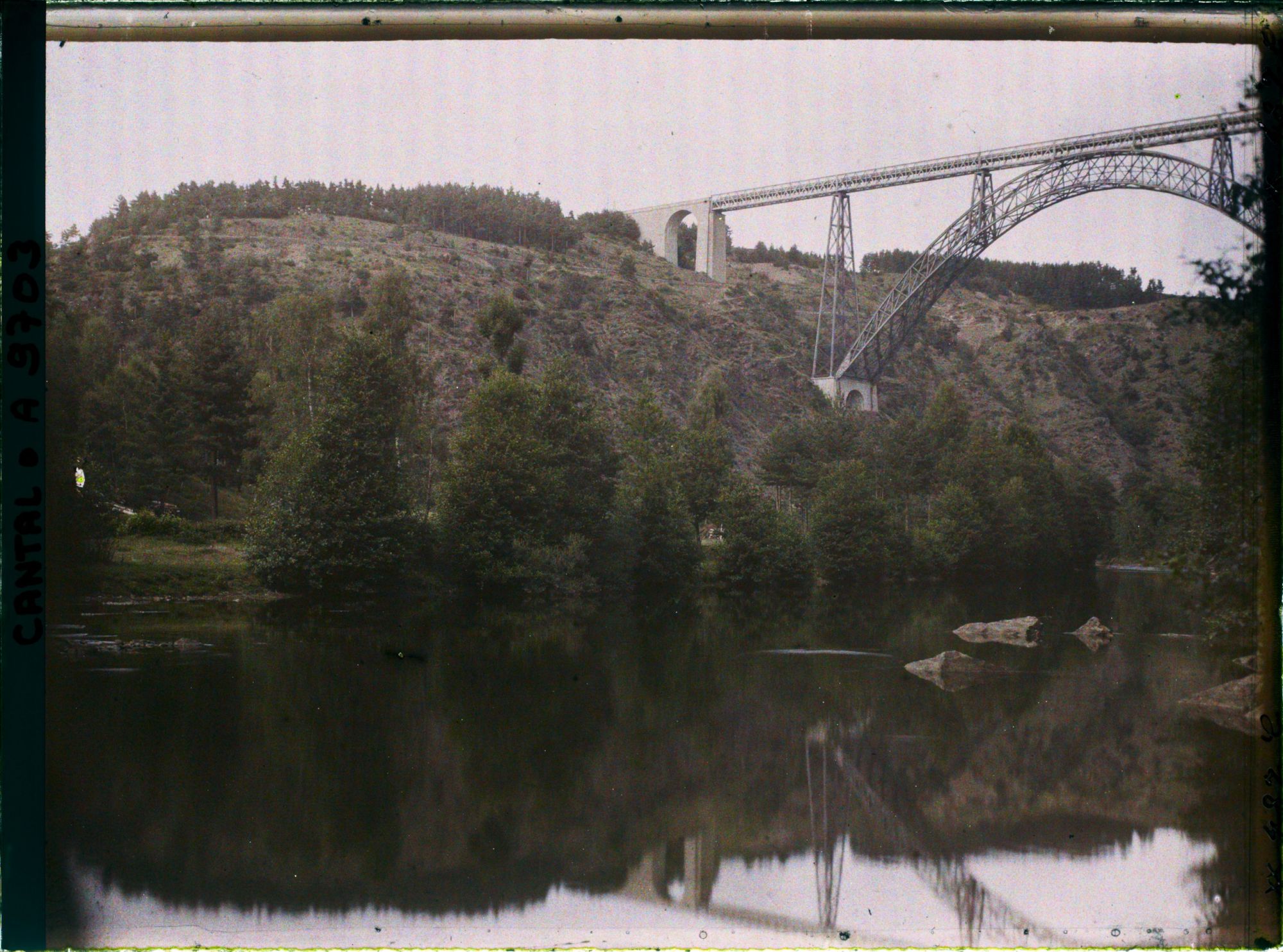 Image représentant Le viaduc de Garabit au dessus de la Truyère