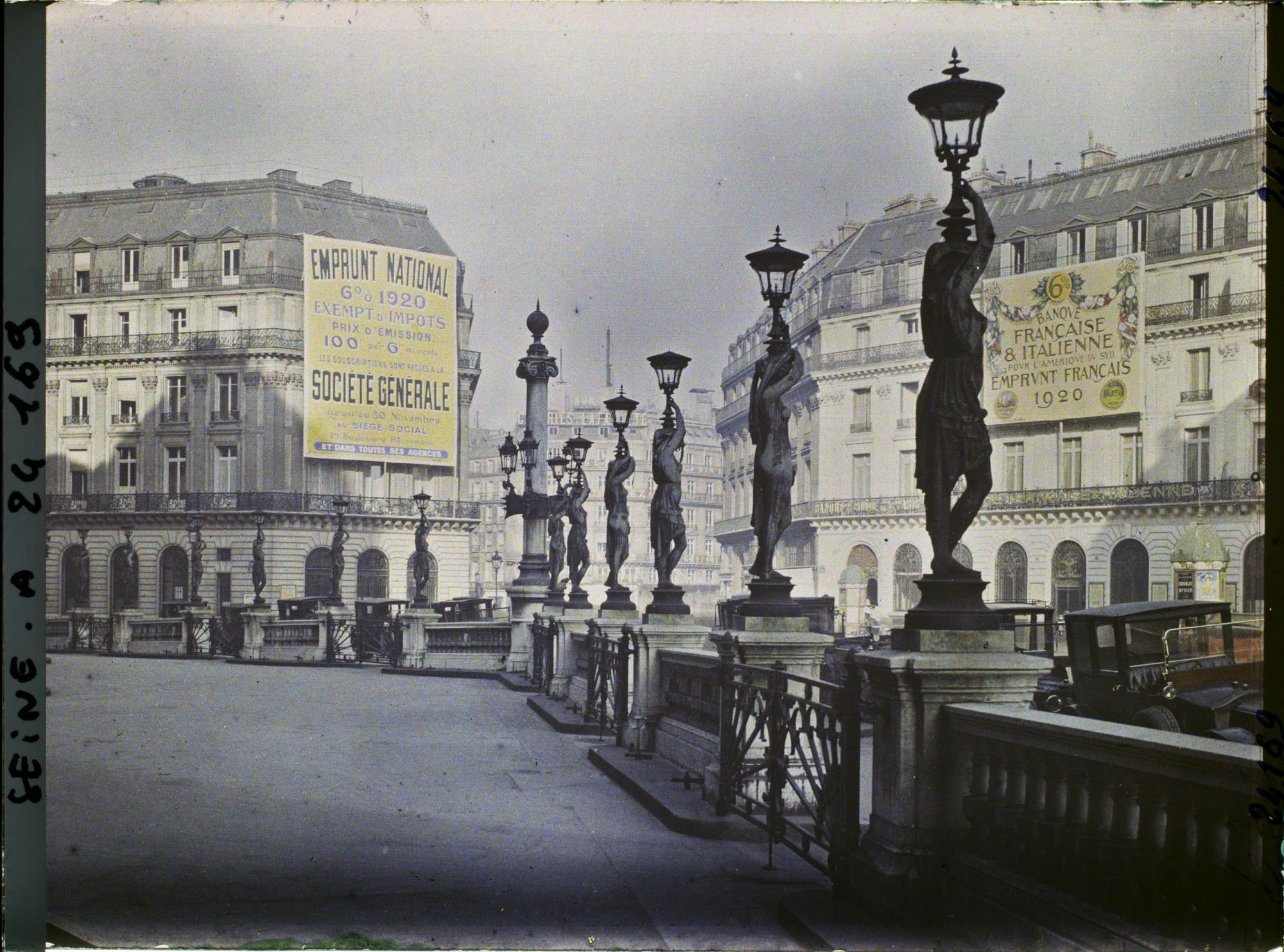 Image représentant Affiches pour l'emprunt national de 1920 place Jacques Rouché et rue Halévy, vue de l'Opéra Garnier