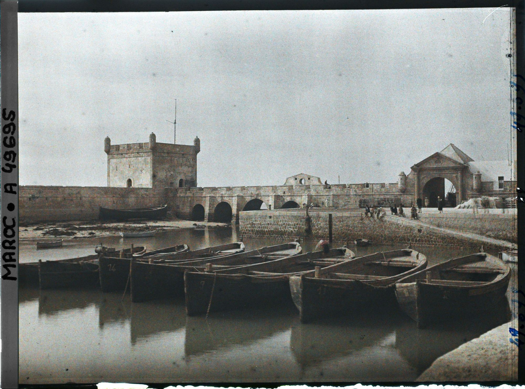 Image représentant Un aspect du port avec la porte de la Marine