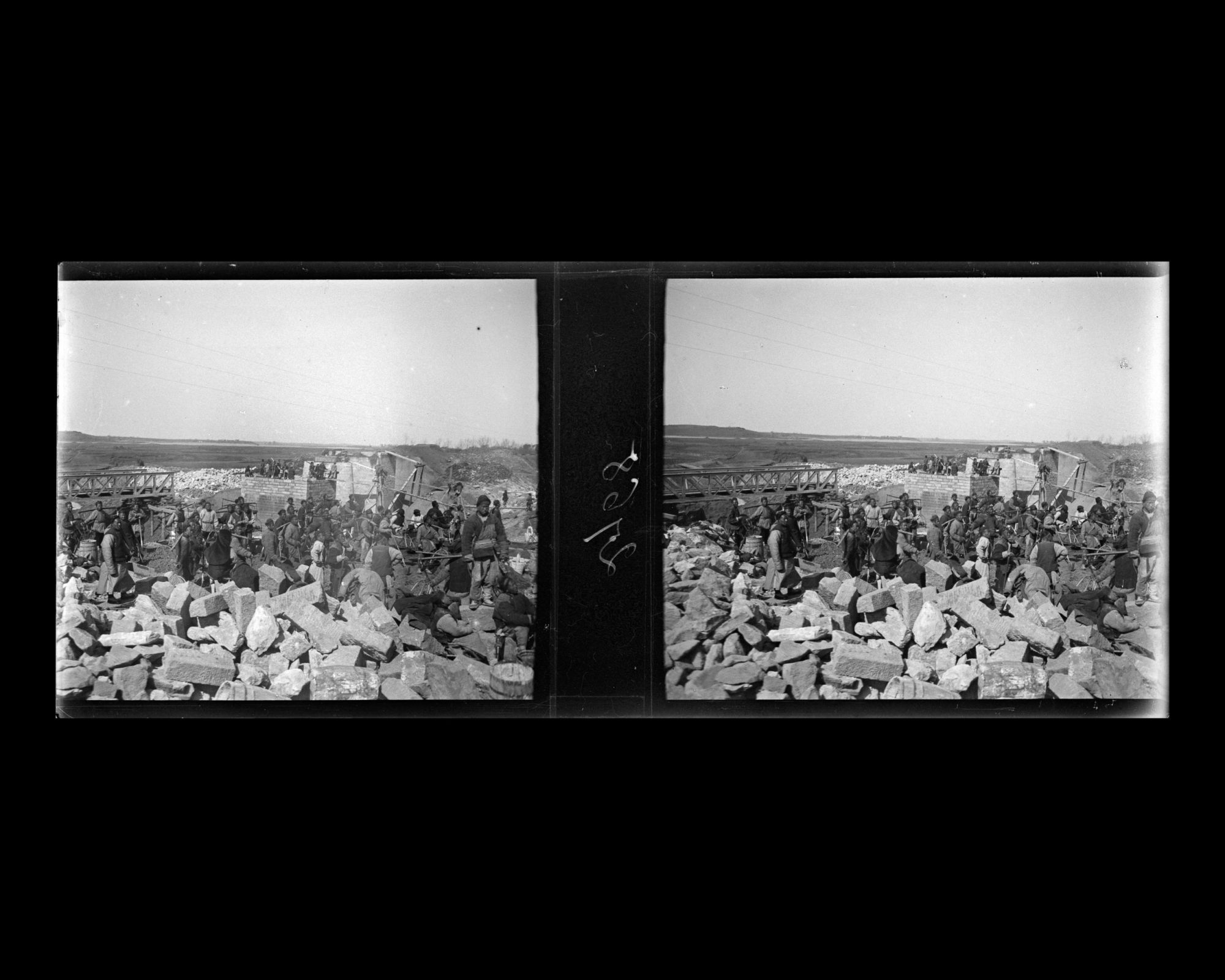 Image représentant Les ouvriers d'un chantier de construction d'un pont ferroviaire