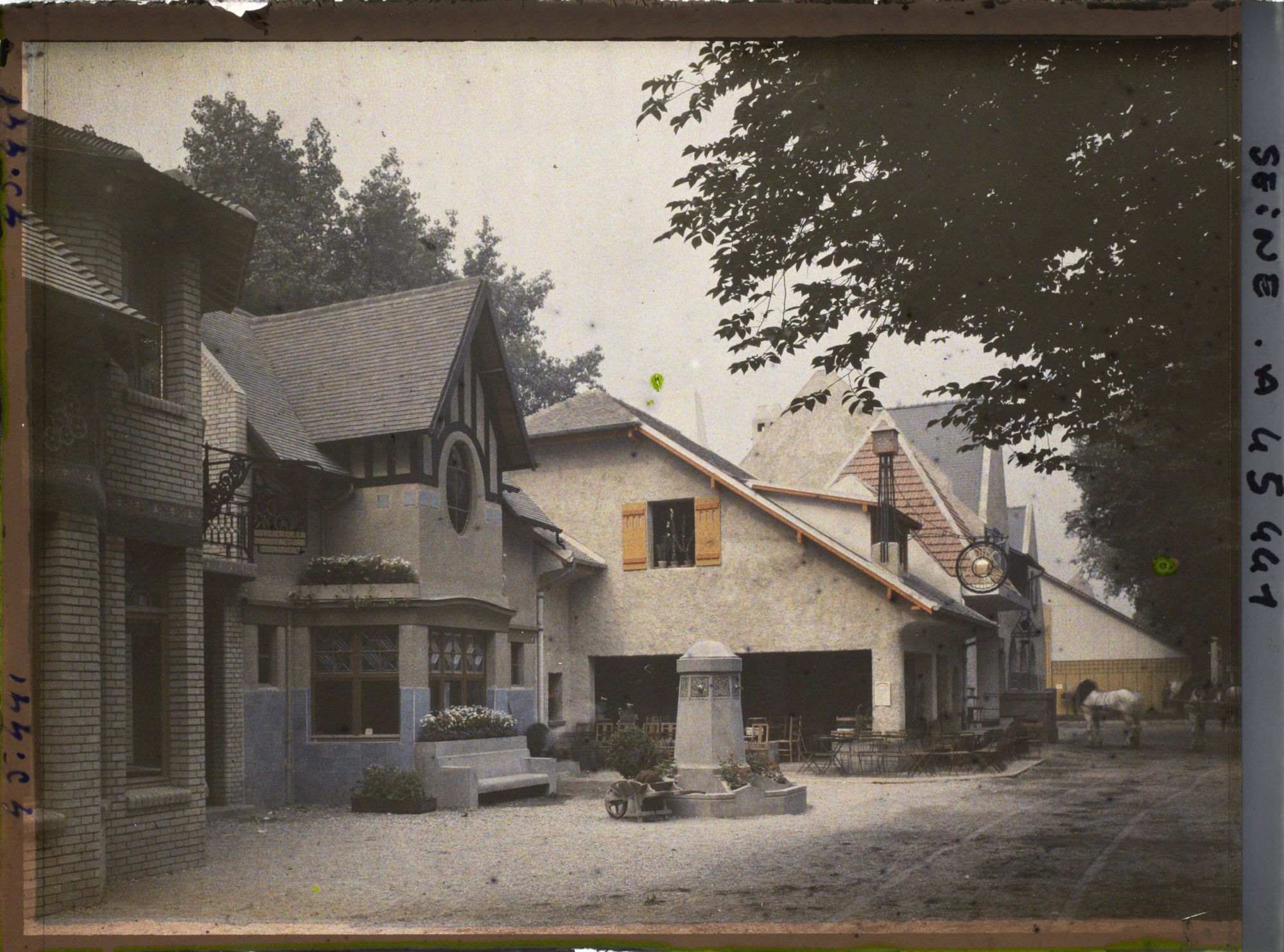 Image représentant L'Exposition des arts décoratifs, Le Village français, sous la dir. de Charles Genuys, Maison bourgeoise