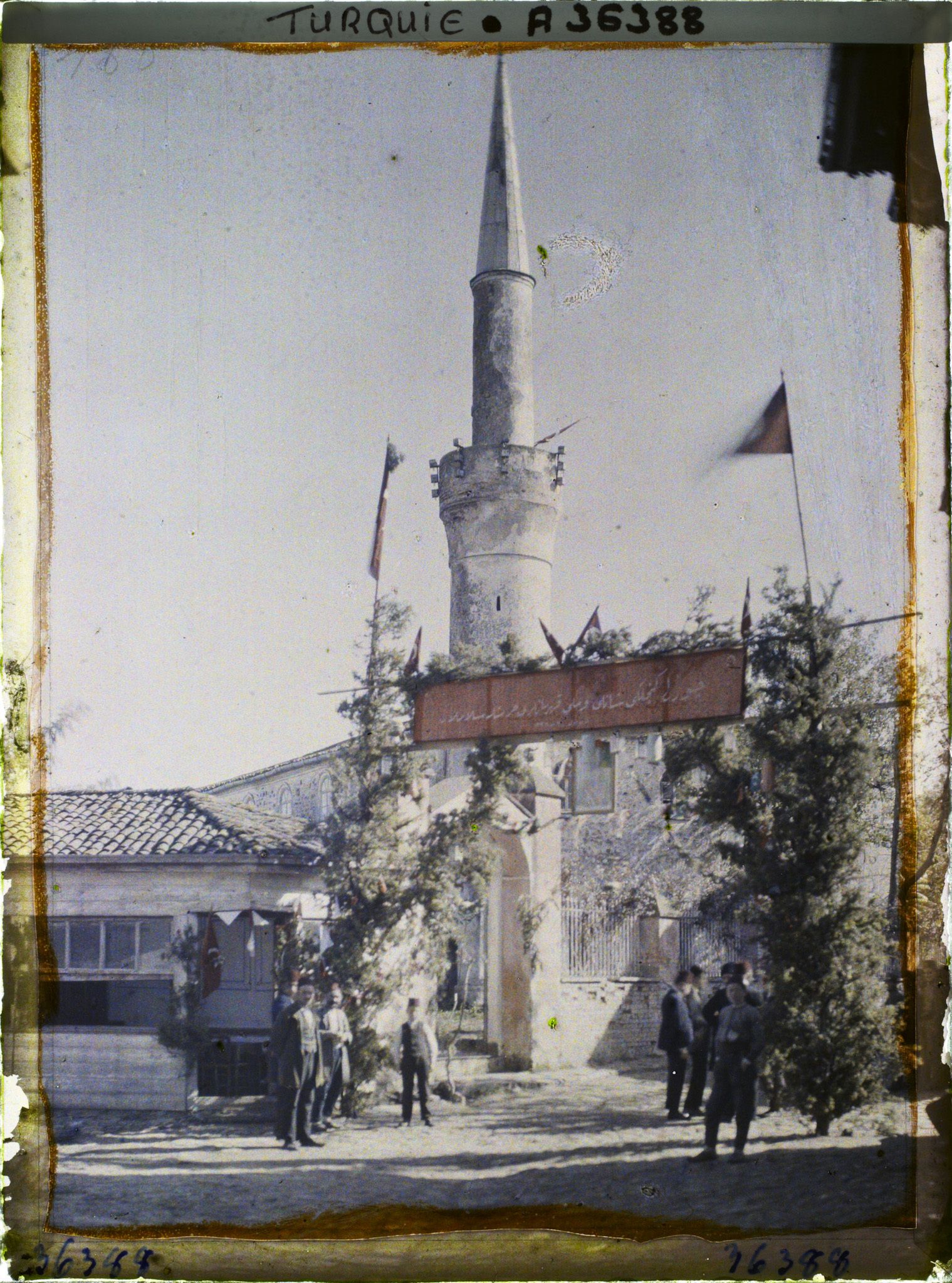Image représentant Rue pavoisée aux couleurs de la Turquie et mosquée