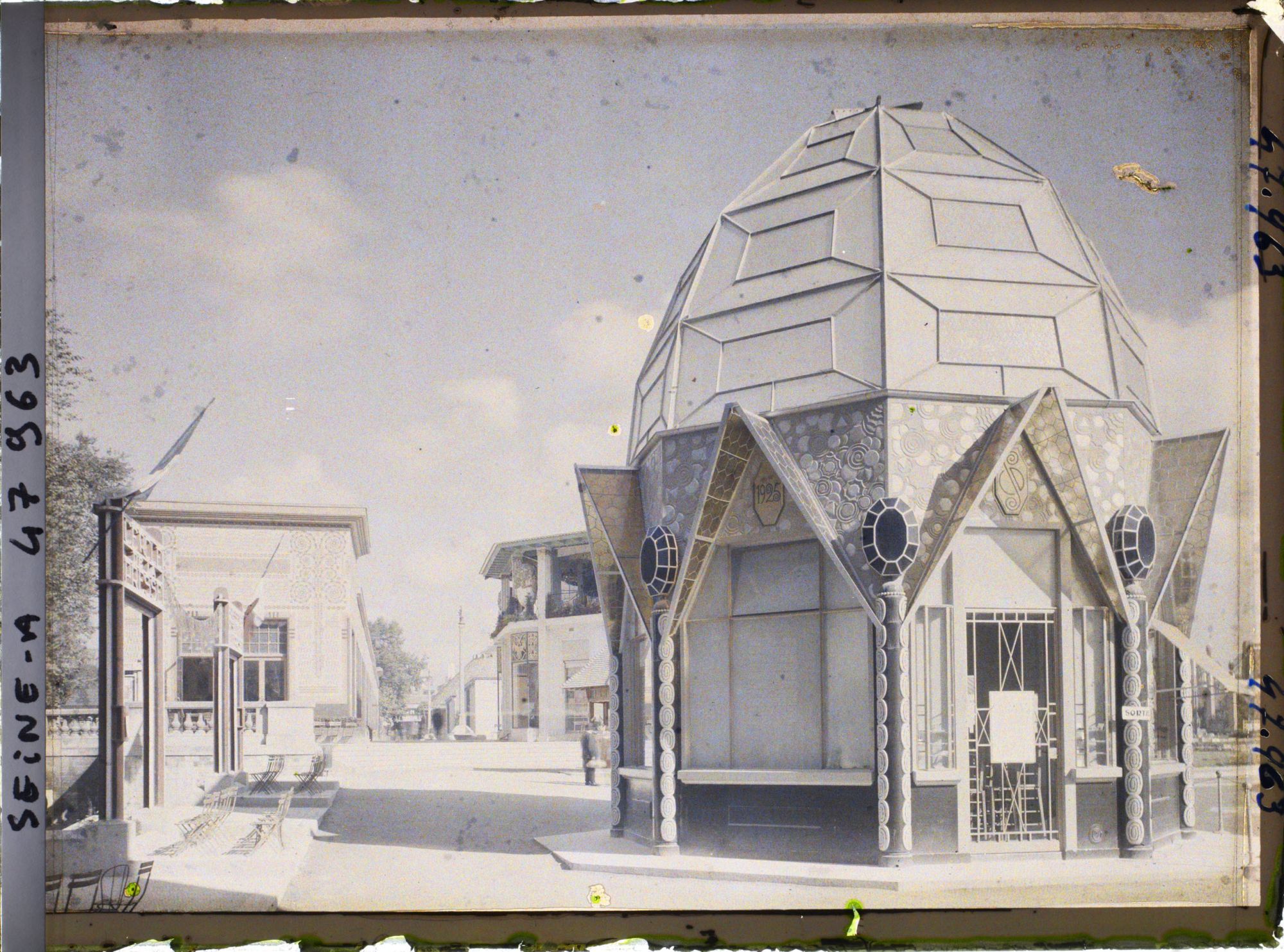 Image représentant L'Exposition des arts décoratifs, Pavillon de la Chambre syndicale des diamantaires, architectes Lambert, Saacké et Bailly